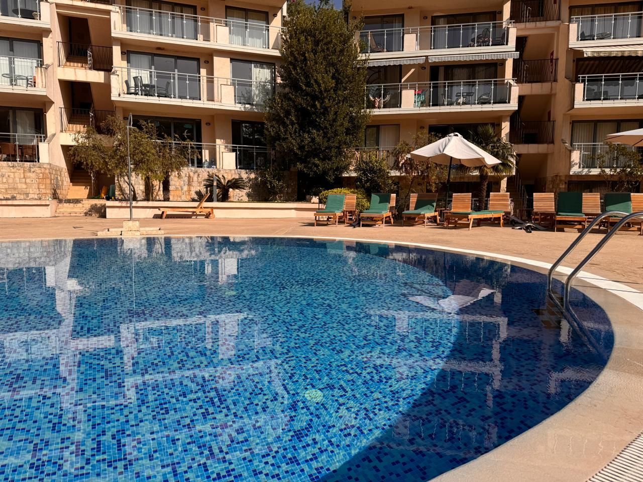 amforaproperty.com/Jednosoban apartman u kompleksu sa bazenom,Przno-Budva (NA DUZI PERIOD)