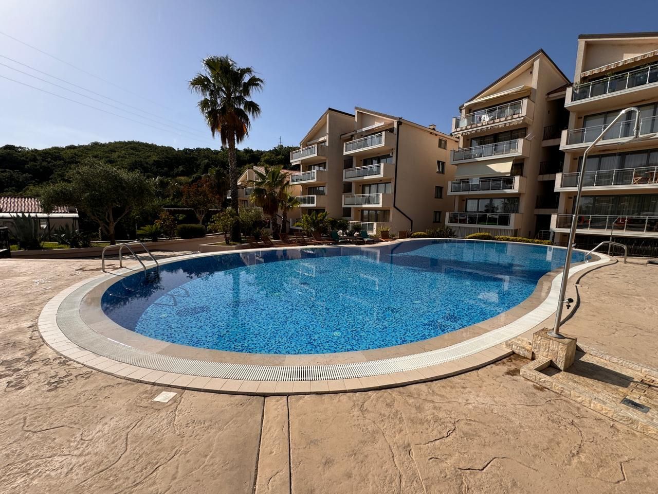 amforaproperty.com/Jednosoban apartman u kompleksu sa bazenom,Przno-Budva (NA DUZI PERIOD)