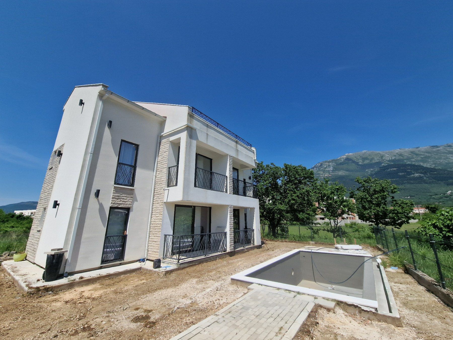 amforaproperty.com/Luksuzna novoizgradjena vila 300 m² sa bazenom, Lješevići – Kotor