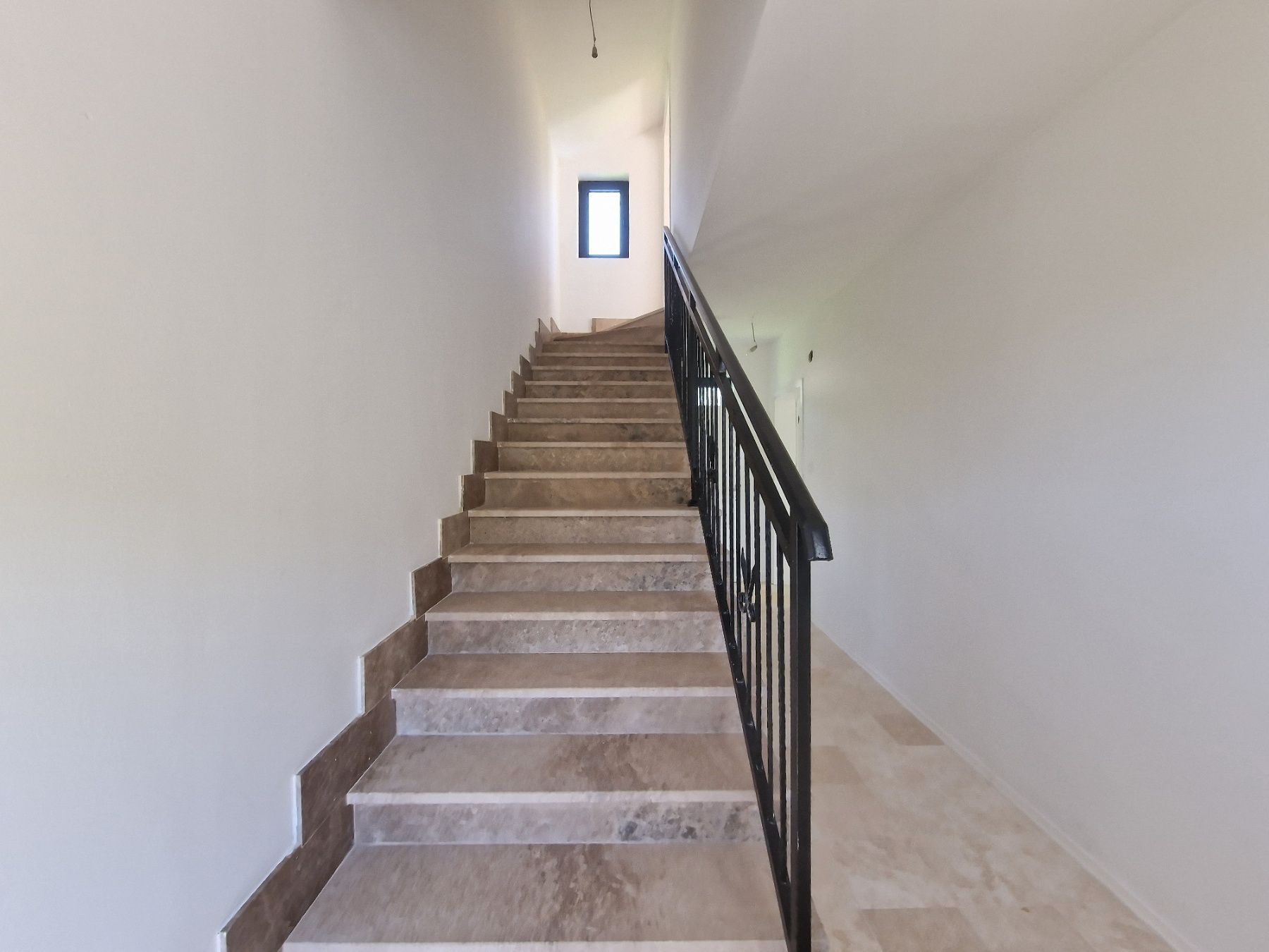 amforaproperty.com/Luksuzna novoizgradjena vila 300 m² sa bazenom, Lješevići – Kotor