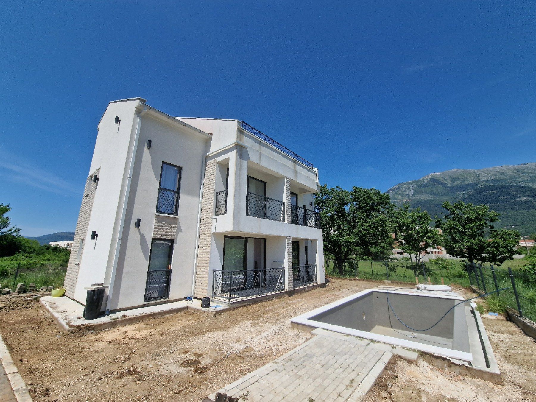 amforaproperty.com/Luksuzna novoizgradjena vila 300 m² sa bazenom, Lješevići – Kotor