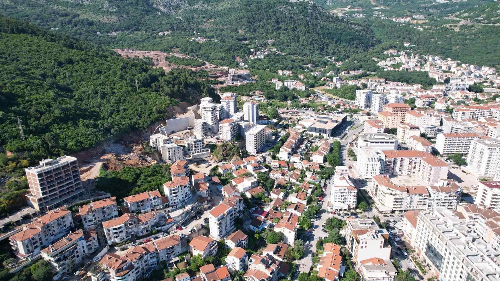 amforaproperty.com/Urbanizovan plac 8.000 m² sa panoramskim pogledom na more i idejnim rešenjem – Dubovica, Budva