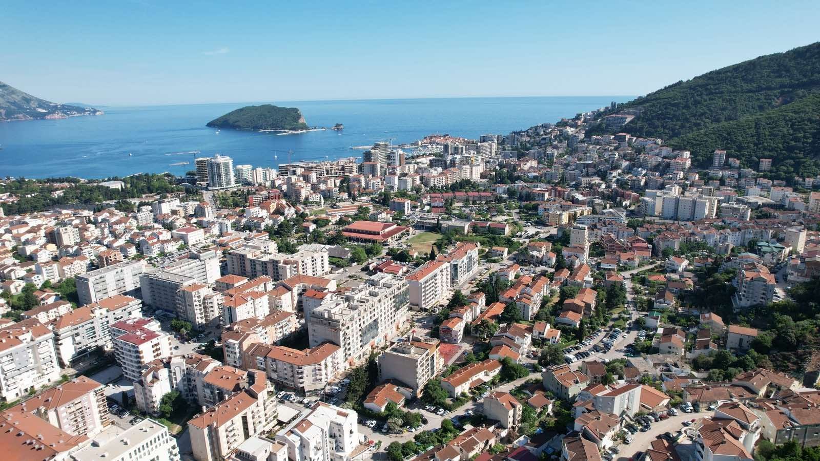 amforaproperty.com/Urbanizovan plac 8.000 m² sa panoramskim pogledom na more i idejnim rešenjem – Dubovica, Budva