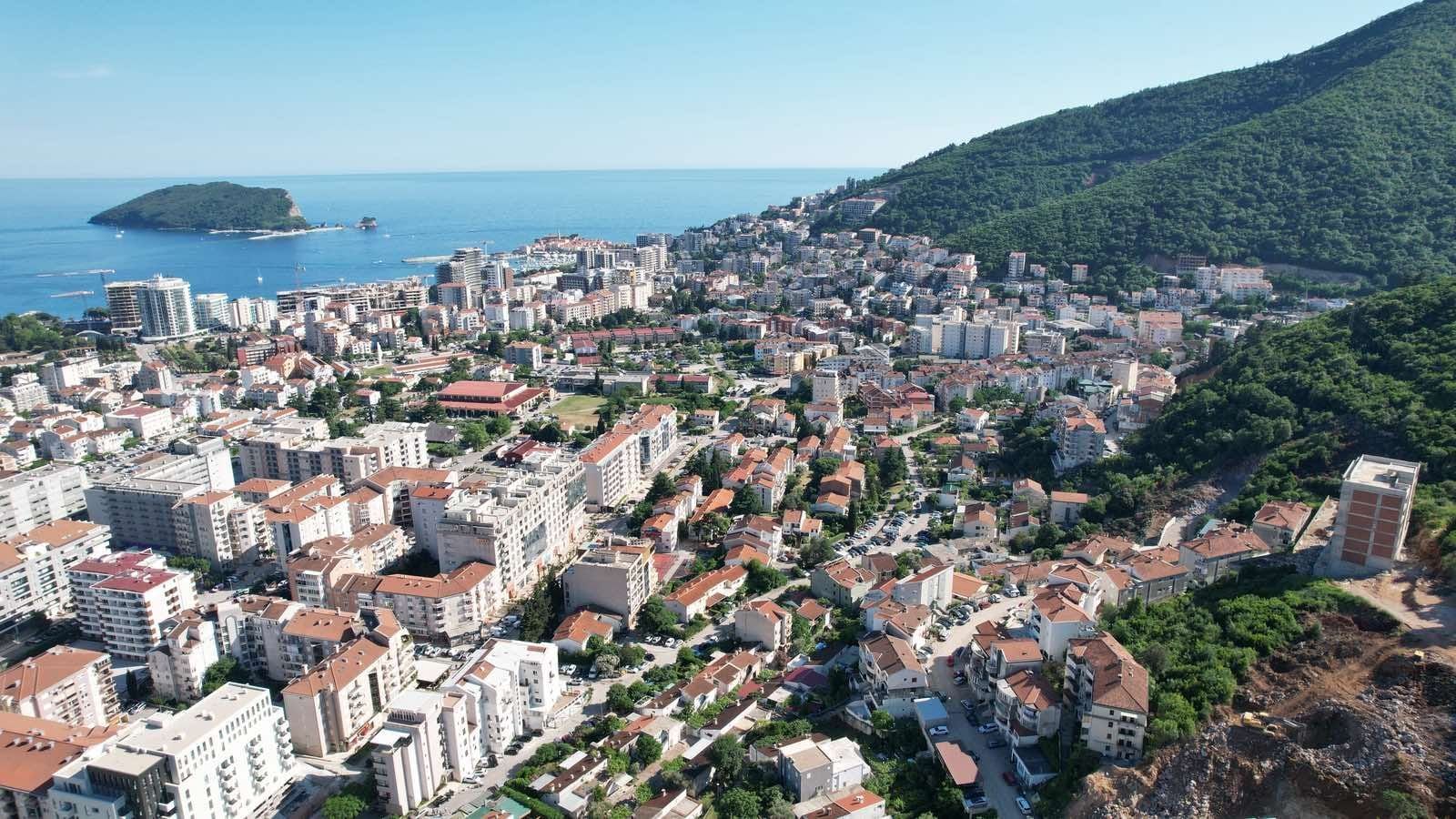 amforaproperty.com/Urbanizovan plac 8.000 m² sa panoramskim pogledom na more i idejnim rešenjem – Dubovica, Budva