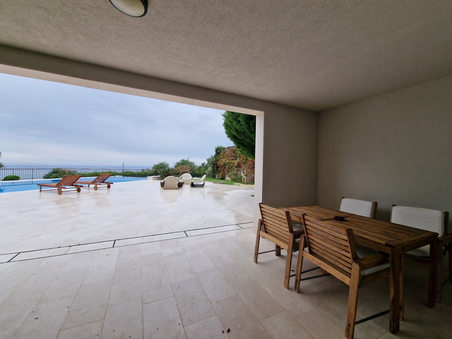 amforaproperty.com/Ekskluzivna vila u Blizikućama, Sveti Stefan (Na duzi period,dostupna od 01.09.2025)