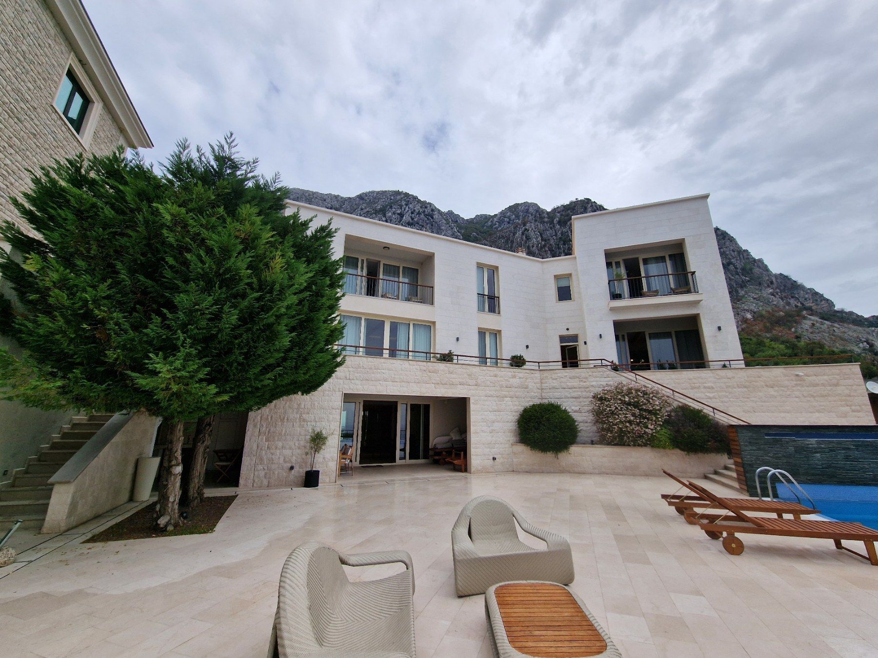 amforaproperty.com/Ekskluzivna vila u Blizikućama, Sveti Stefan (Na duzi period,dostupna od 01.09.2025)