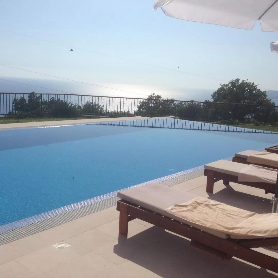 amforaproperty.com/Ekskluzivna vila u Blizikućama, Sveti Stefan (Na duzi period,dostupna od 01.09.2025)