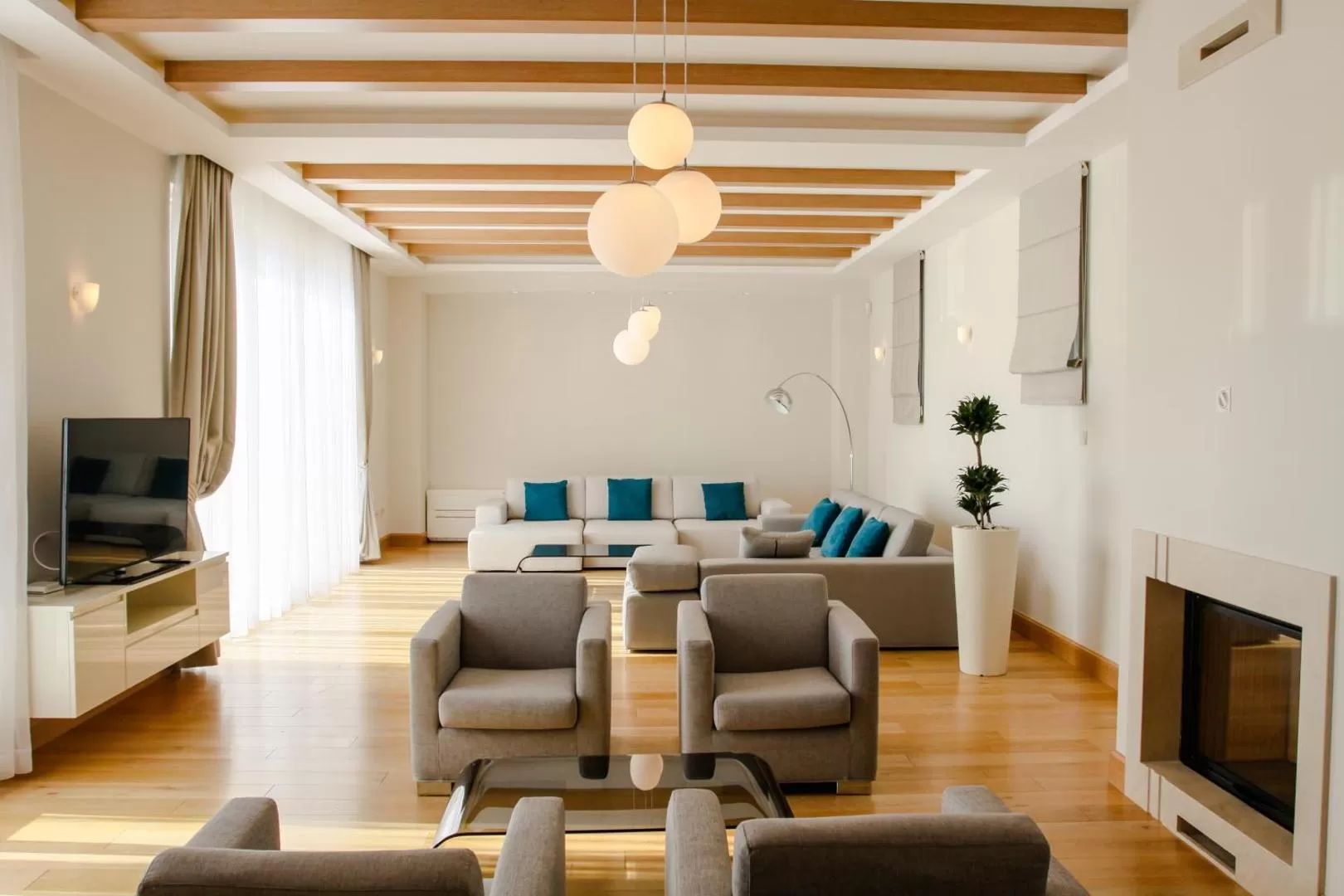 amforaproperty.com/Ekskluzivna vila u Blizikućama, Sveti Stefan (Na duzi period,dostupna od 01.09.2025)