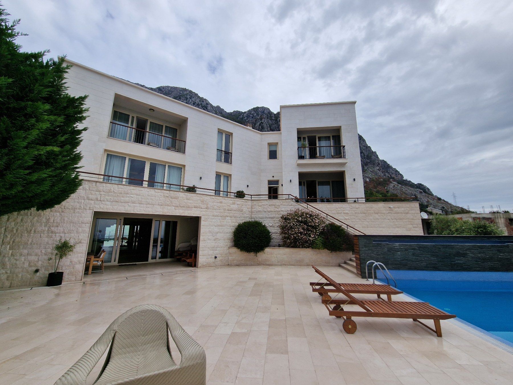 amforaproperty.com/Ekskluzivna vila u Blizikućama, Sveti Stefan (Na duzi period,dostupna od 01.09.2025)