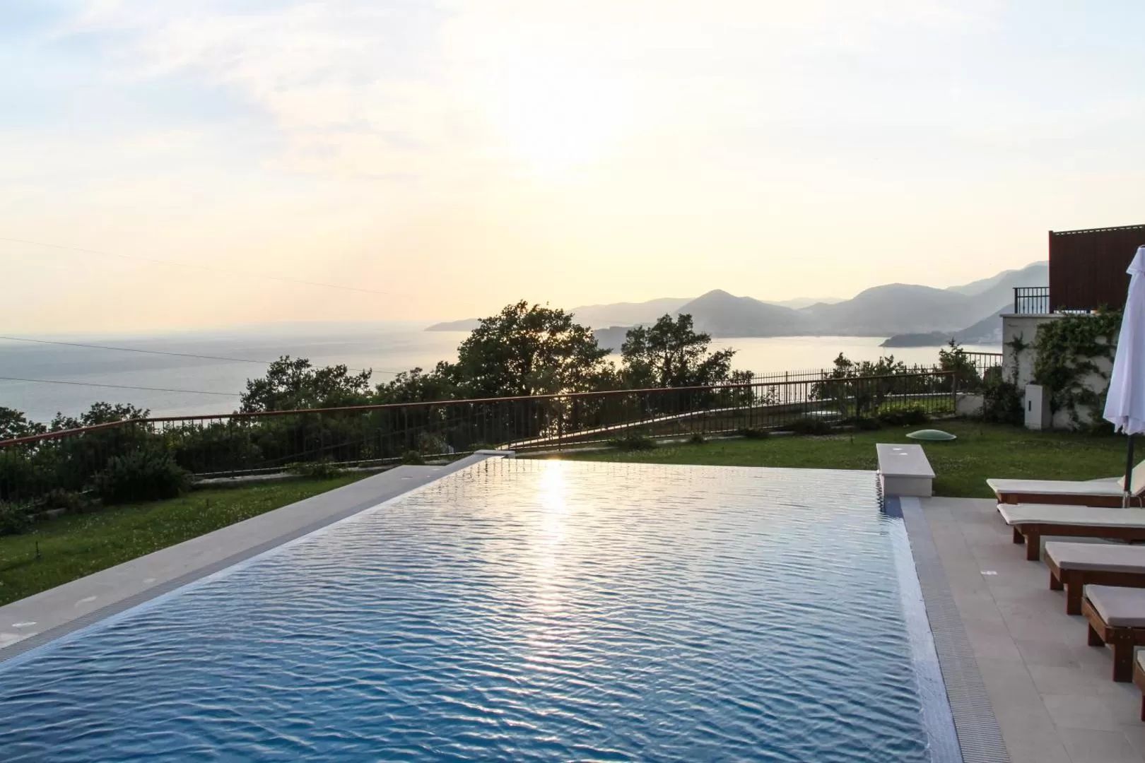 amforaproperty.com/Ekskluzivna vila u Blizikućama, Sveti Stefan (Na duzi period,dostupna od 01.09.2025)