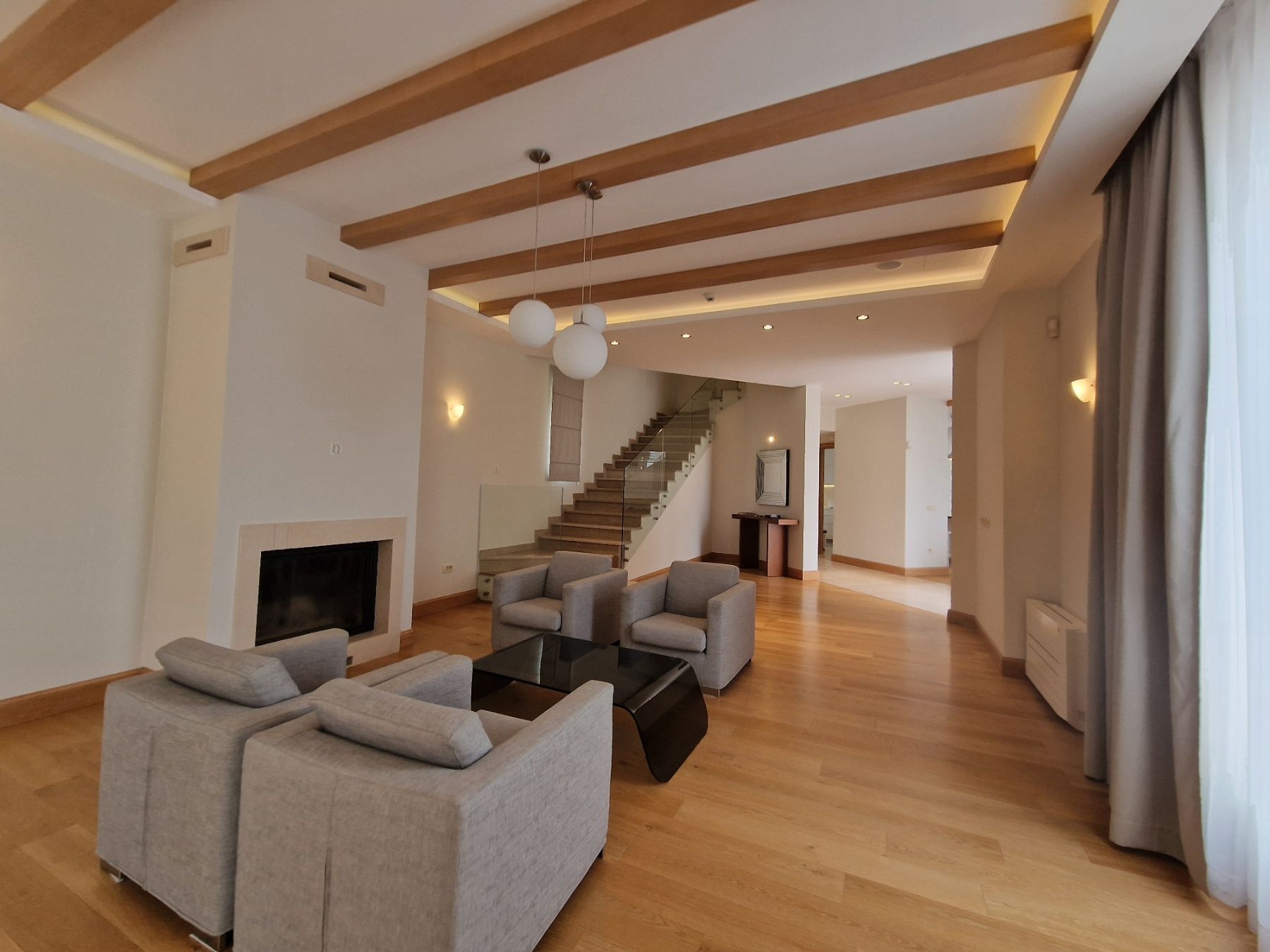 amforaproperty.com/Ekskluzivna vila u Blizikućama, Sveti Stefan (Na duzi period,dostupna od 01.09.2025)