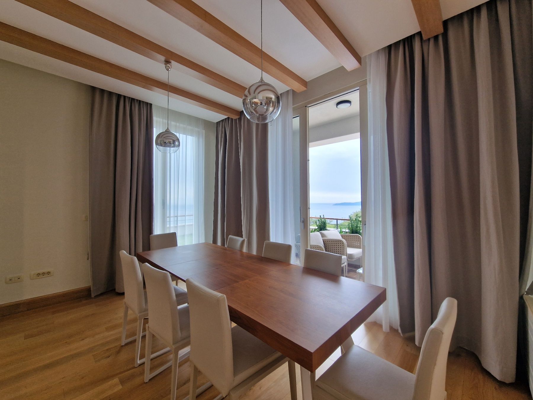 amforaproperty.com/Ekskluzivna vila u Blizikućama, Sveti Stefan (Na duzi period,dostupna od 01.09.2025)