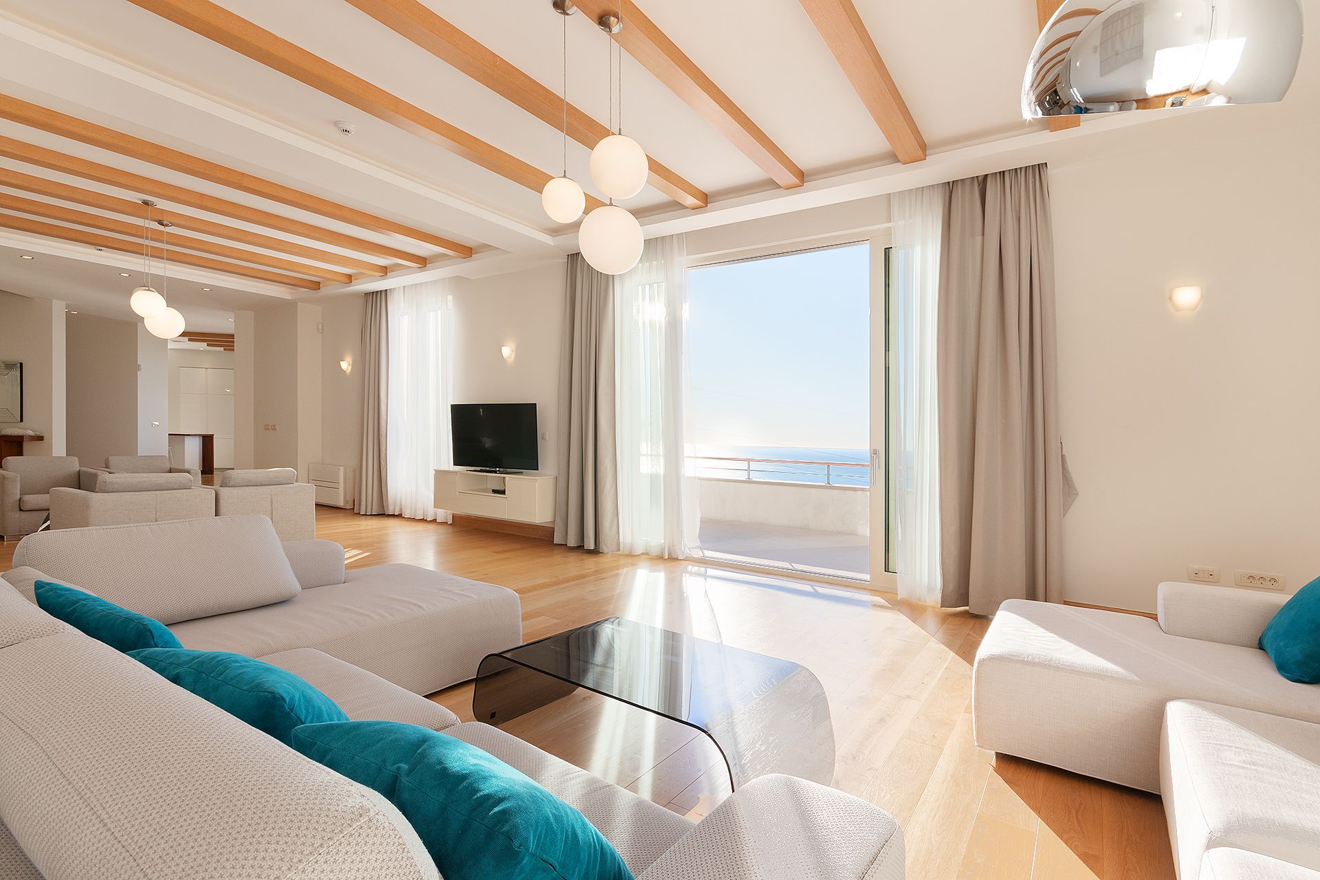 amforaproperty.com/Ekskluzivna vila u Blizikućama, Sveti Stefan (Na duzi period,dostupna od 01.09.2025)
