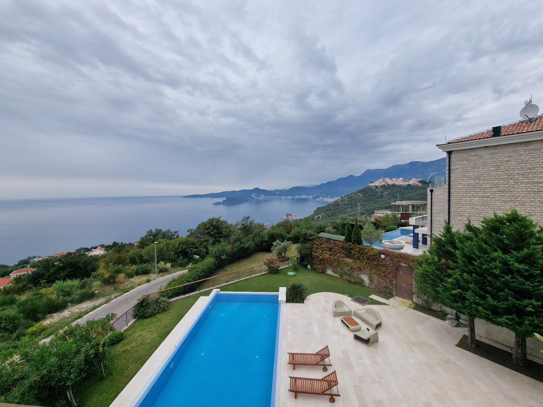 amforaproperty.com/Ekskluzivna vila u Blizikućama, Sveti Stefan (Na duzi period,dostupna od 01.09.2025)