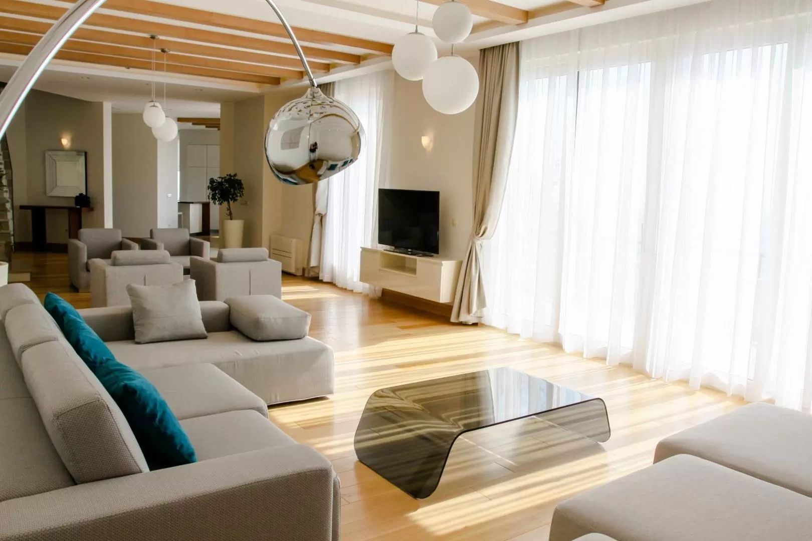 amforaproperty.com/Ekskluzivna vila u Blizikućama, Sveti Stefan (Na duzi period,dostupna od 01.09.2025)