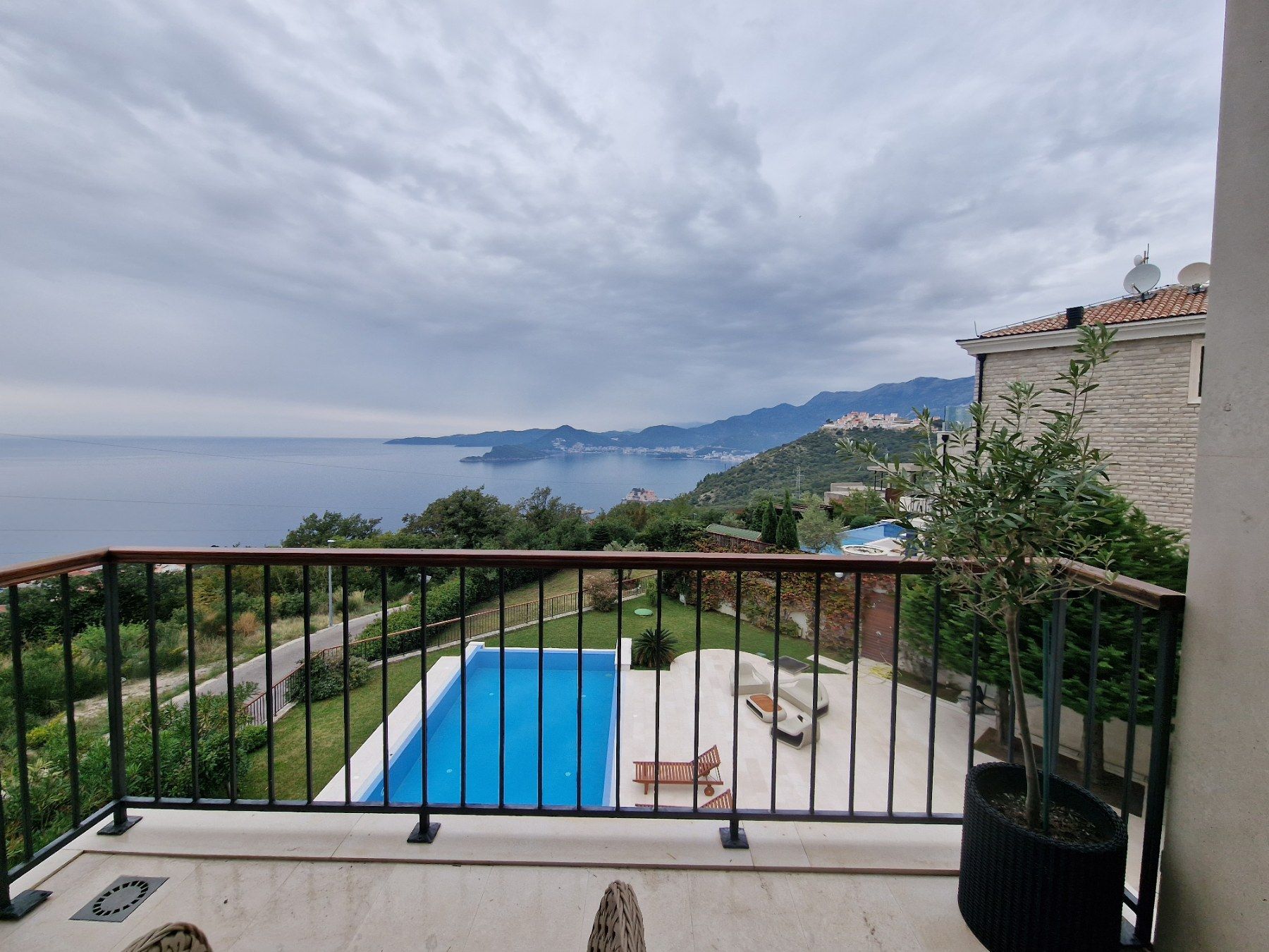 amforaproperty.com/Ekskluzivna vila u Blizikućama, Sveti Stefan (Na duzi period,dostupna od 01.09.2025)