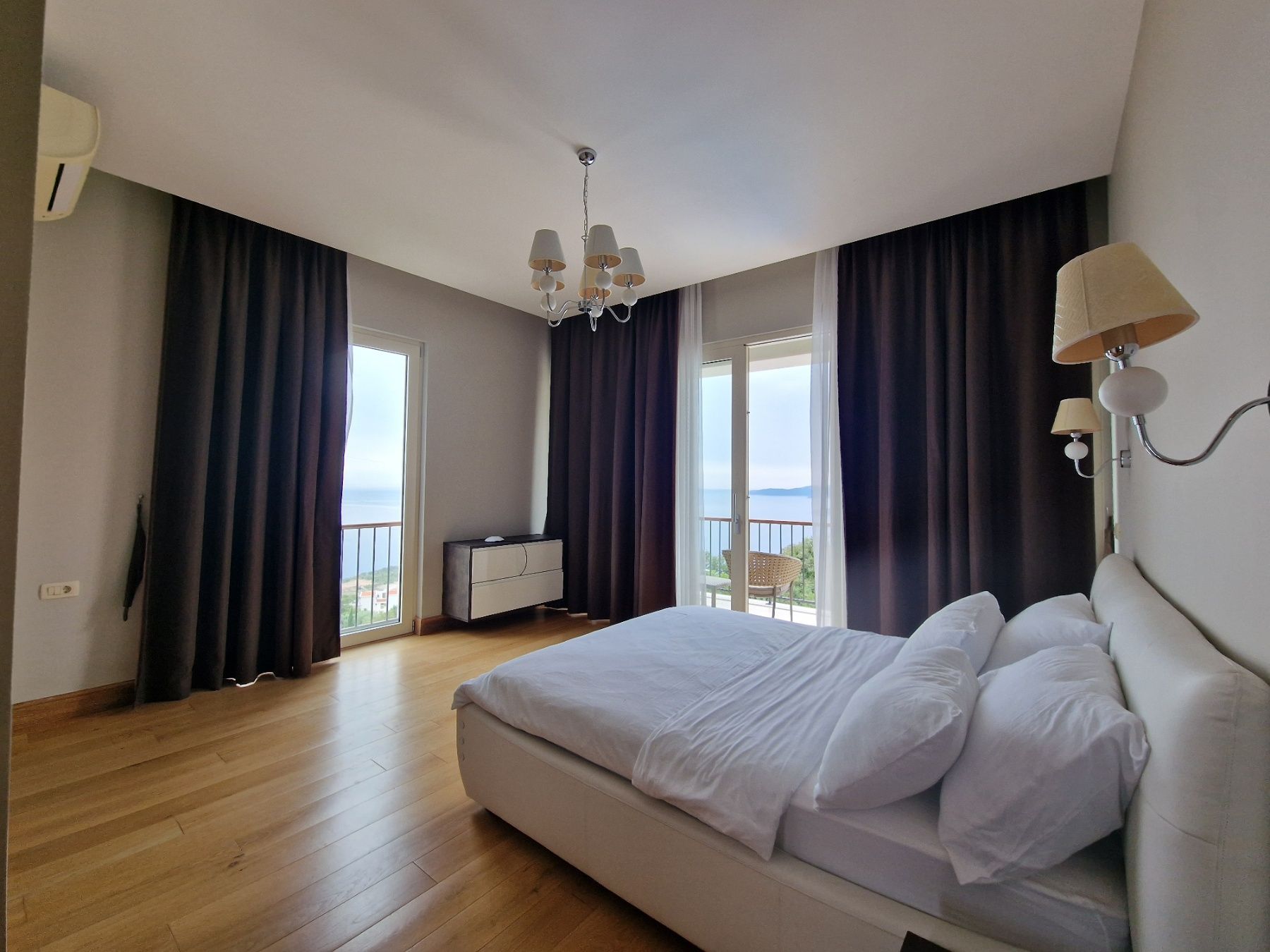 amforaproperty.com/Ekskluzivna vila u Blizikućama, Sveti Stefan (Na duzi period,dostupna od 01.09.2025)