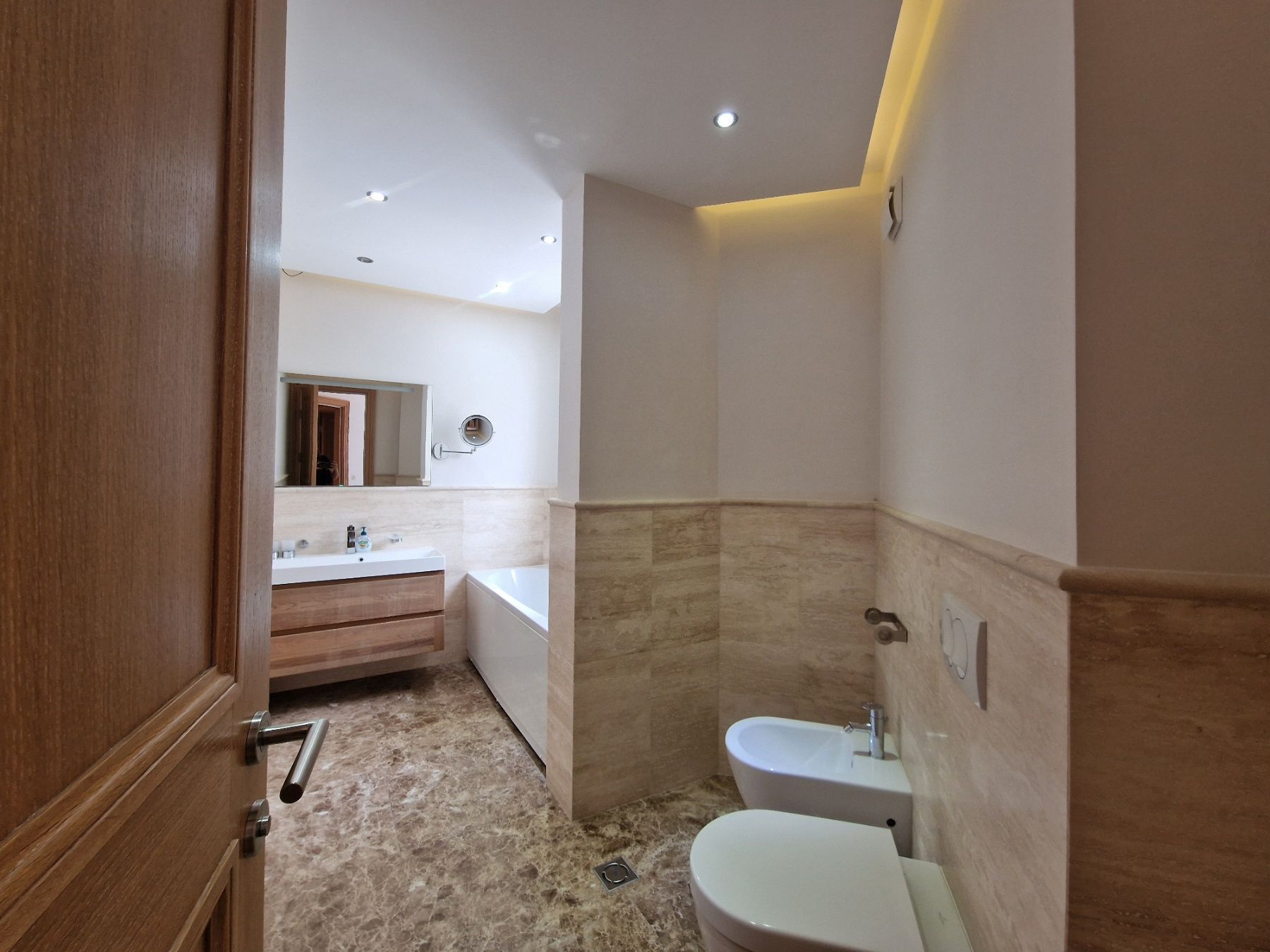 amforaproperty.com/Ekskluzivna vila u Blizikućama, Sveti Stefan (Na duzi period,dostupna od 01.09.2025)