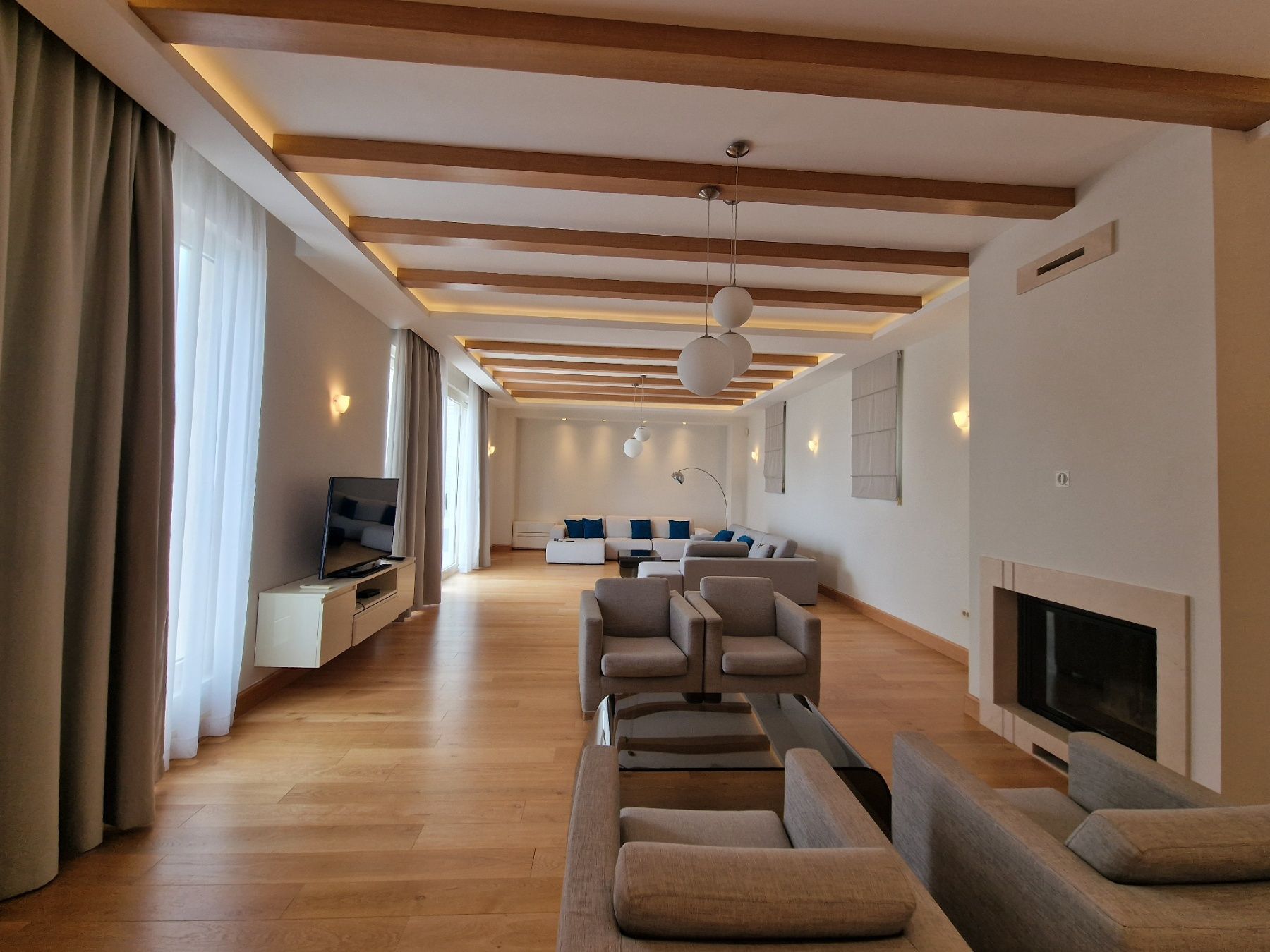 amforaproperty.com/Ekskluzivna vila u Blizikućama, Sveti Stefan (Na duzi period,dostupna od 01.09.2025)