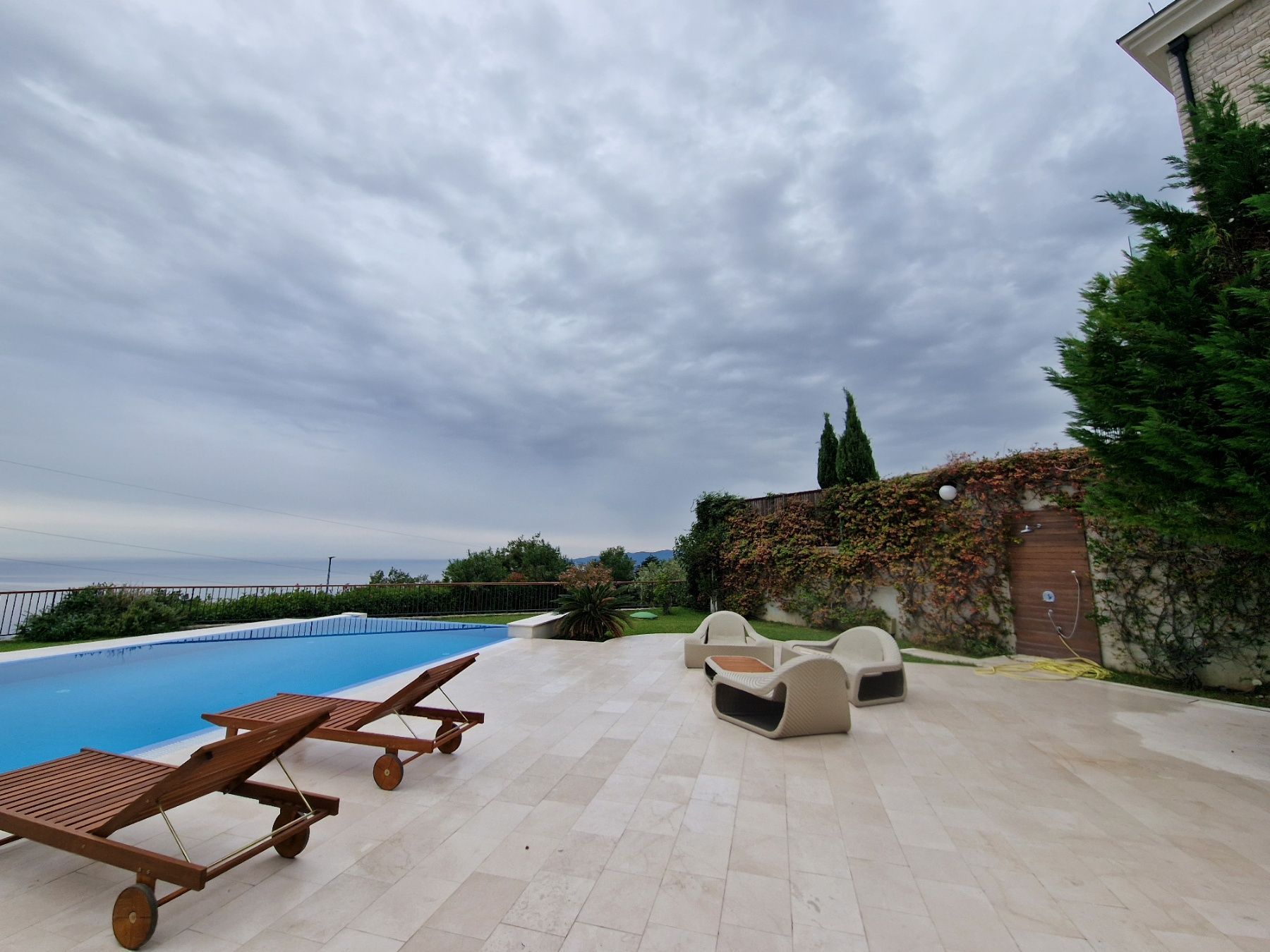 amforaproperty.com/Ekskluzivna vila u Blizikućama, Sveti Stefan (Na duzi period,dostupna od 01.09.2025)
