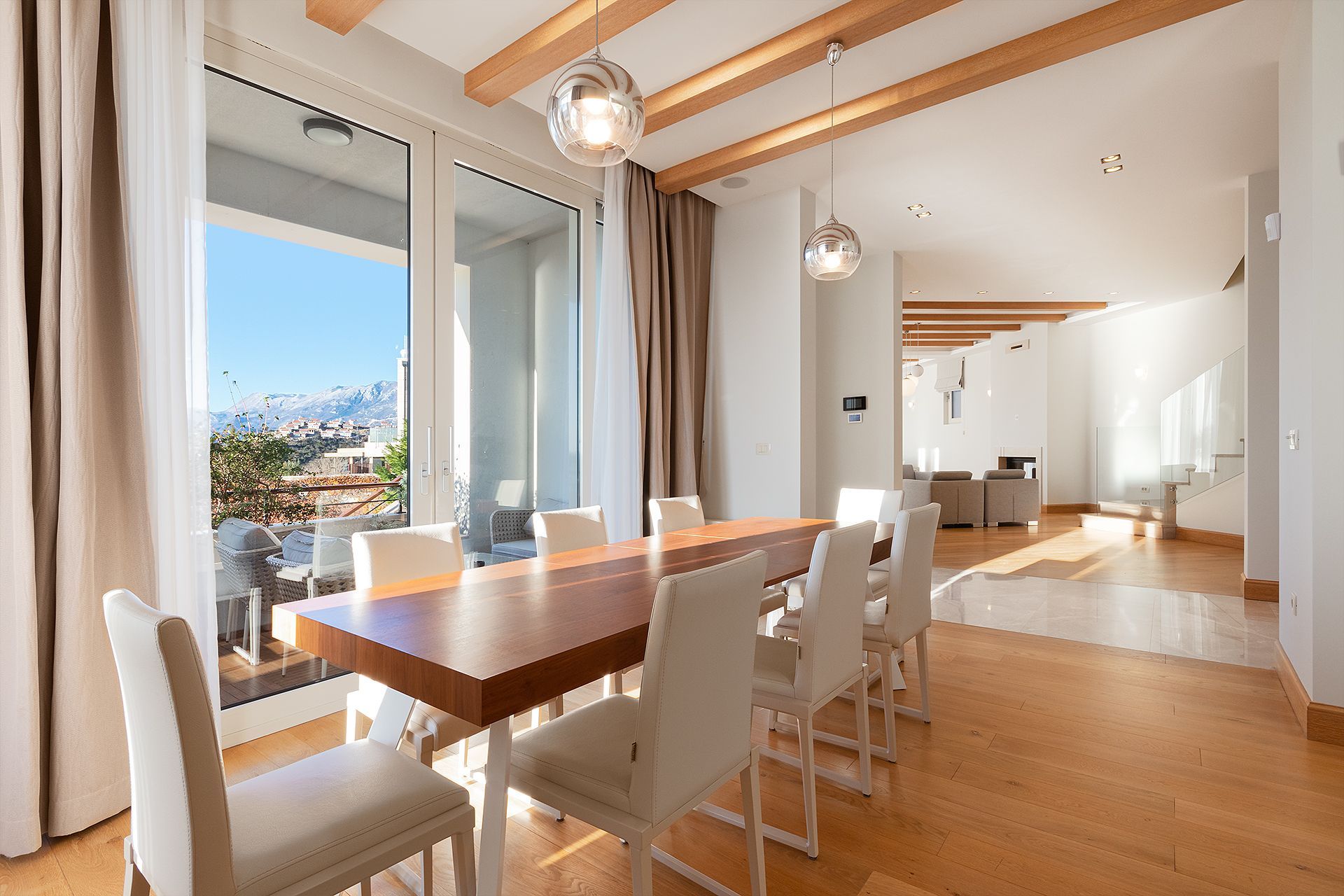 amforaproperty.com/Ekskluzivna vila u Blizikućama, Sveti Stefan (Na duzi period,dostupna od 01.09.2025)