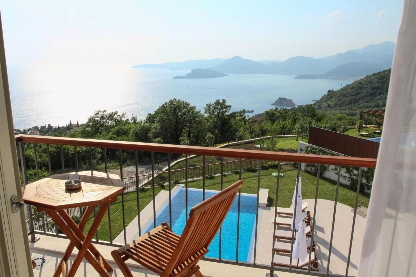 amforaproperty.com/Ekskluzivna vila u Blizikućama, Sveti Stefan (Na duzi period,dostupna od 01.09.2025)
