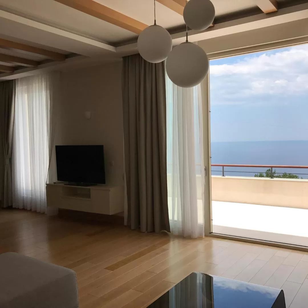 amforaproperty.com/Ekskluzivna vila u Blizikućama, Sveti Stefan (Na duzi period,dostupna od 01.09.2025)