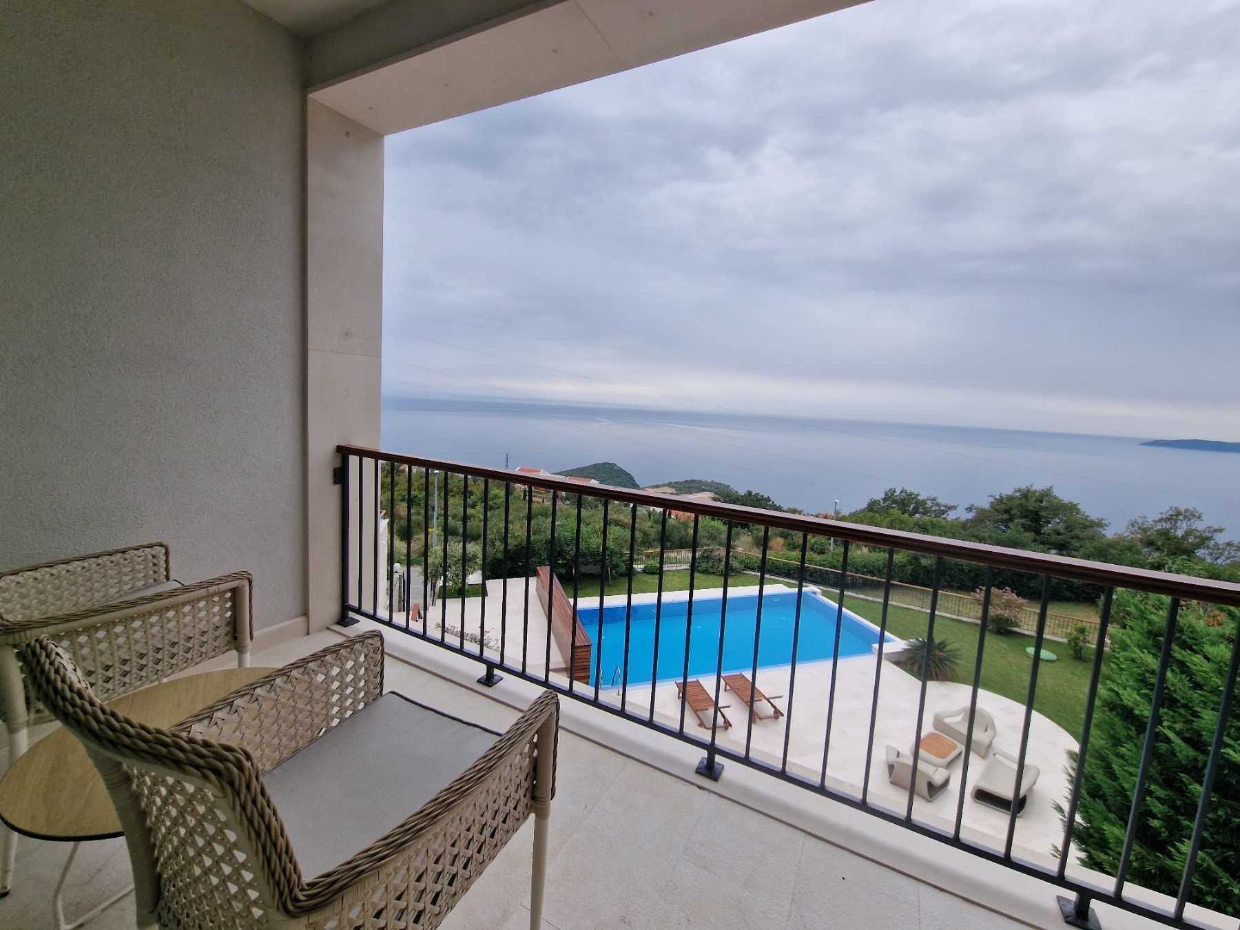 amforaproperty.com/Ekskluzivna vila u Blizikućama, Sveti Stefan (Na duzi period,dostupna od 01.09.2025)