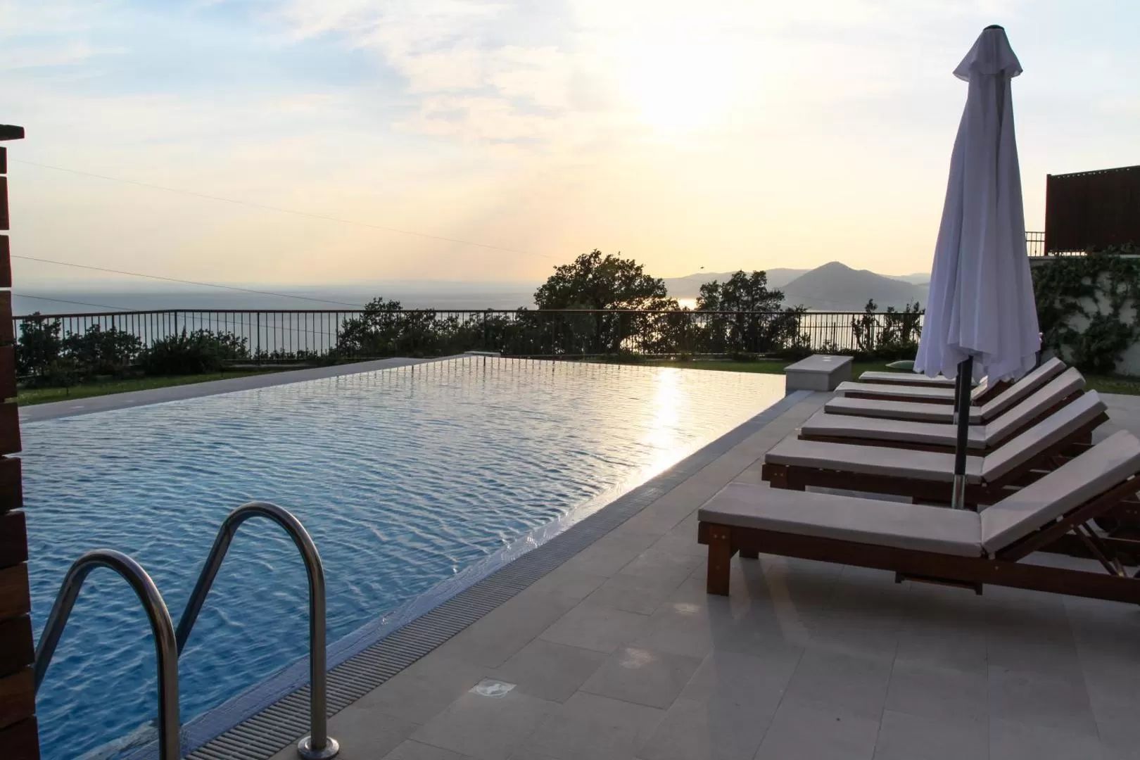 amforaproperty.com/Ekskluzivna vila u Blizikućama, Sveti Stefan (Na duzi period,dostupna od 01.09.2025)