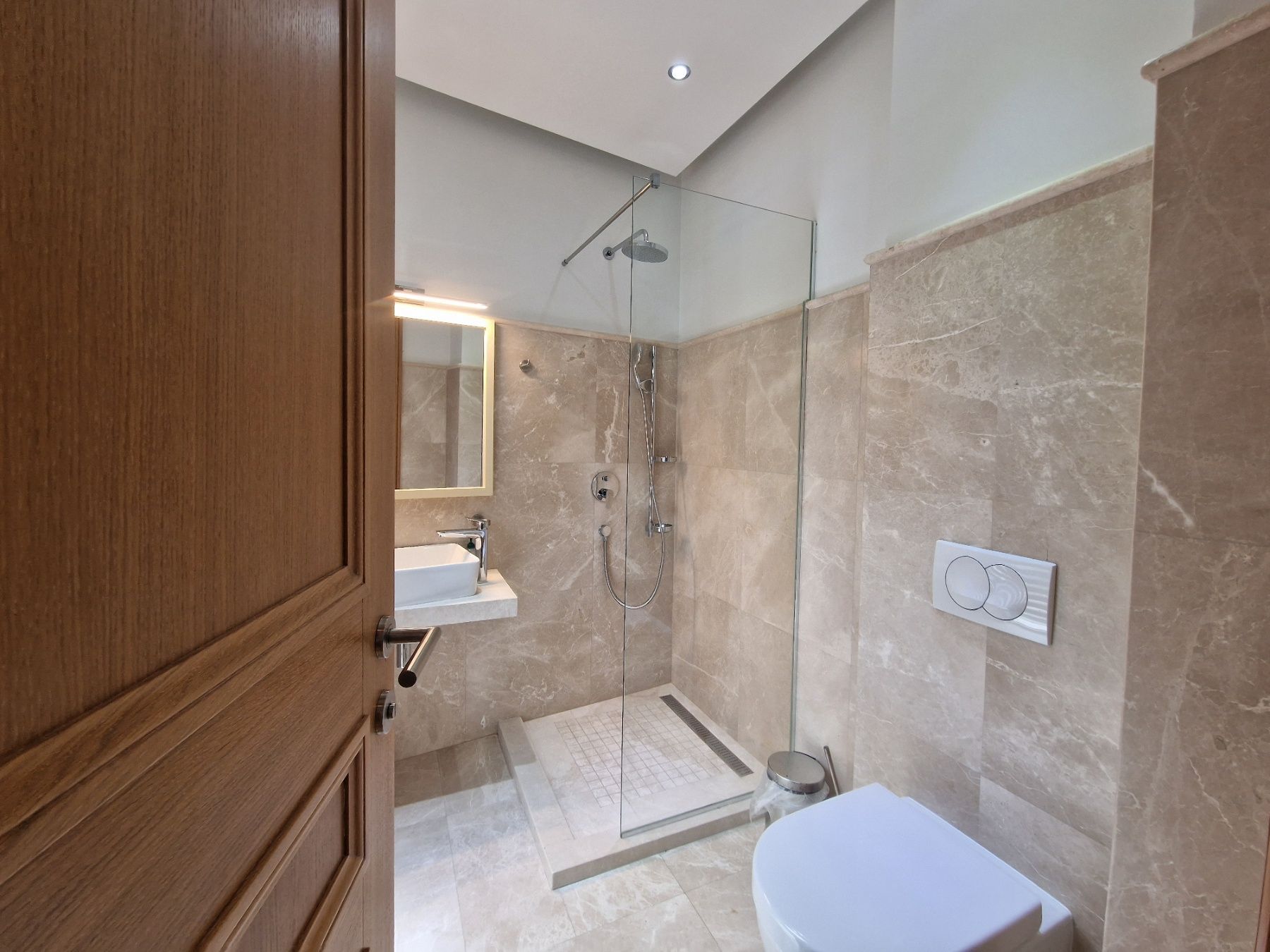 amforaproperty.com/Ekskluzivna vila u Blizikućama, Sveti Stefan (Na duzi period,dostupna od 01.09.2025)