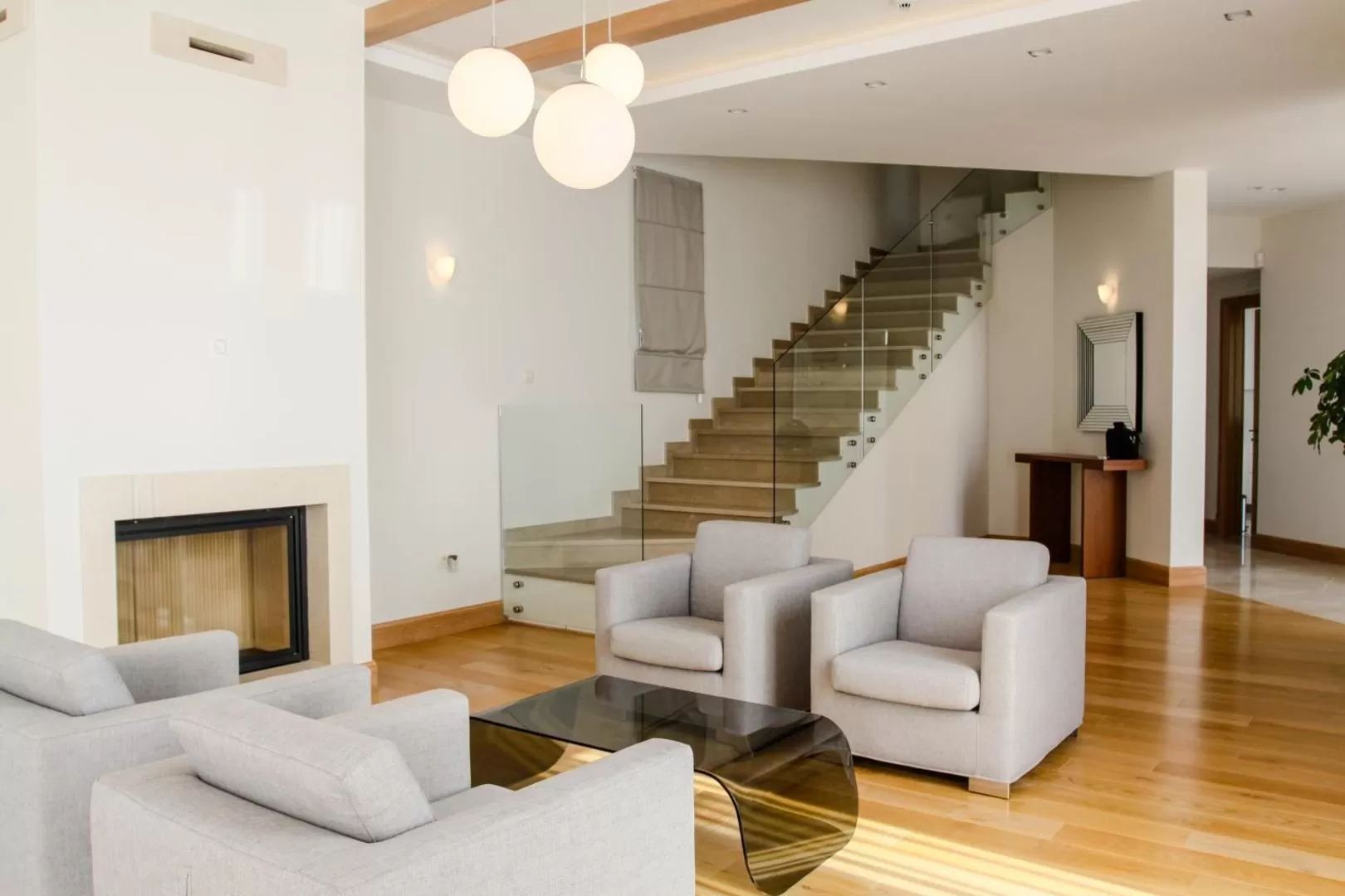amforaproperty.com/Ekskluzivna vila u Blizikućama, Sveti Stefan (Na duzi period,dostupna od 01.09.2025)