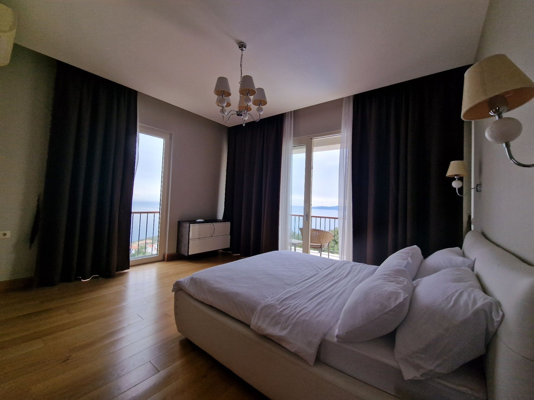amforaproperty.com/Ekskluzivna vila u Blizikućama, Sveti Stefan (Na duzi period,dostupna od 01.09.2025)