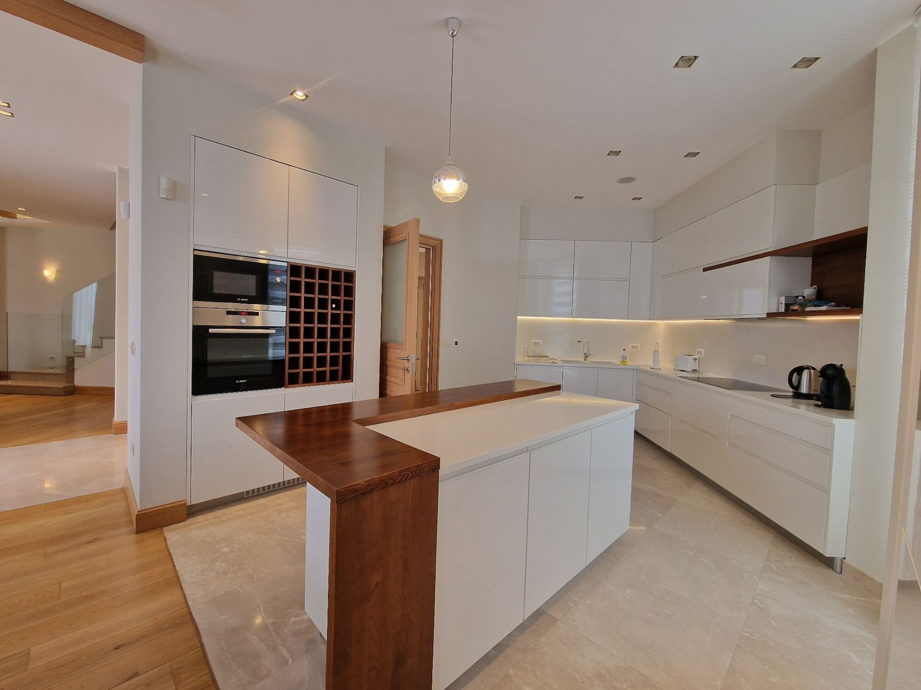 amforaproperty.com/Ekskluzivna vila u Blizikućama, Sveti Stefan (Na duzi period,dostupna od 01.09.2025)