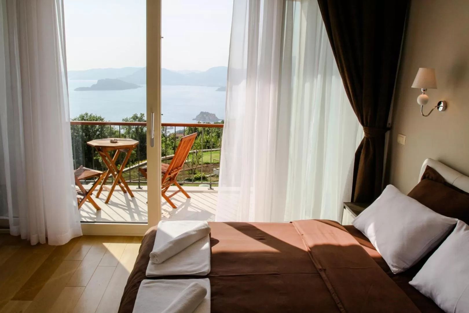amforaproperty.com/Ekskluzivna vila u Blizikućama, Sveti Stefan (Na duzi period,dostupna od 01.09.2025)