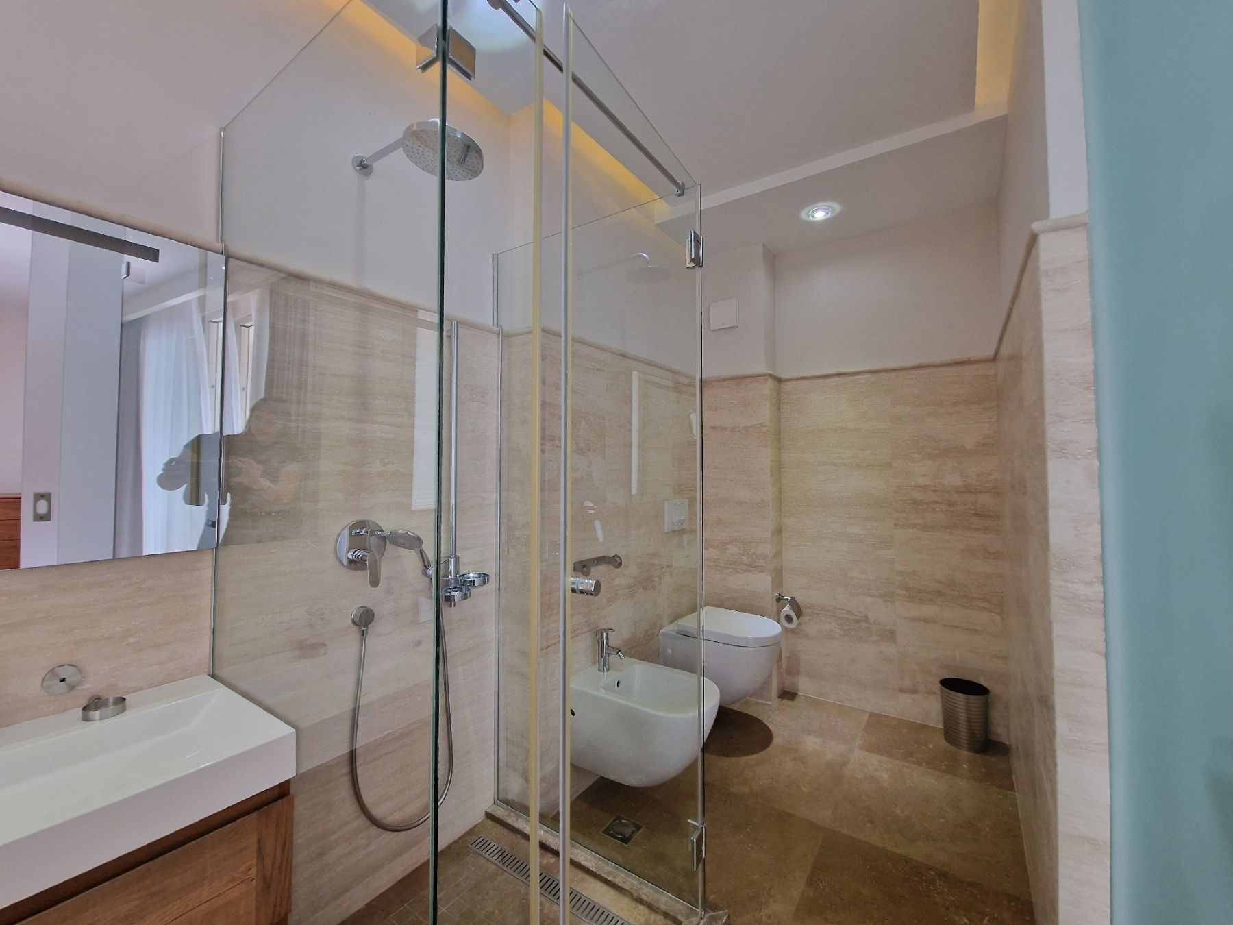 amforaproperty.com/Ekskluzivna vila u Blizikućama, Sveti Stefan (Na duzi period,dostupna od 01.09.2025)