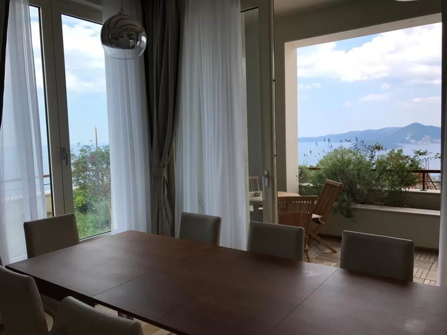 amforaproperty.com/Ekskluzivna vila u Blizikućama, Sveti Stefan (Na duzi period,dostupna od 01.09.2025)