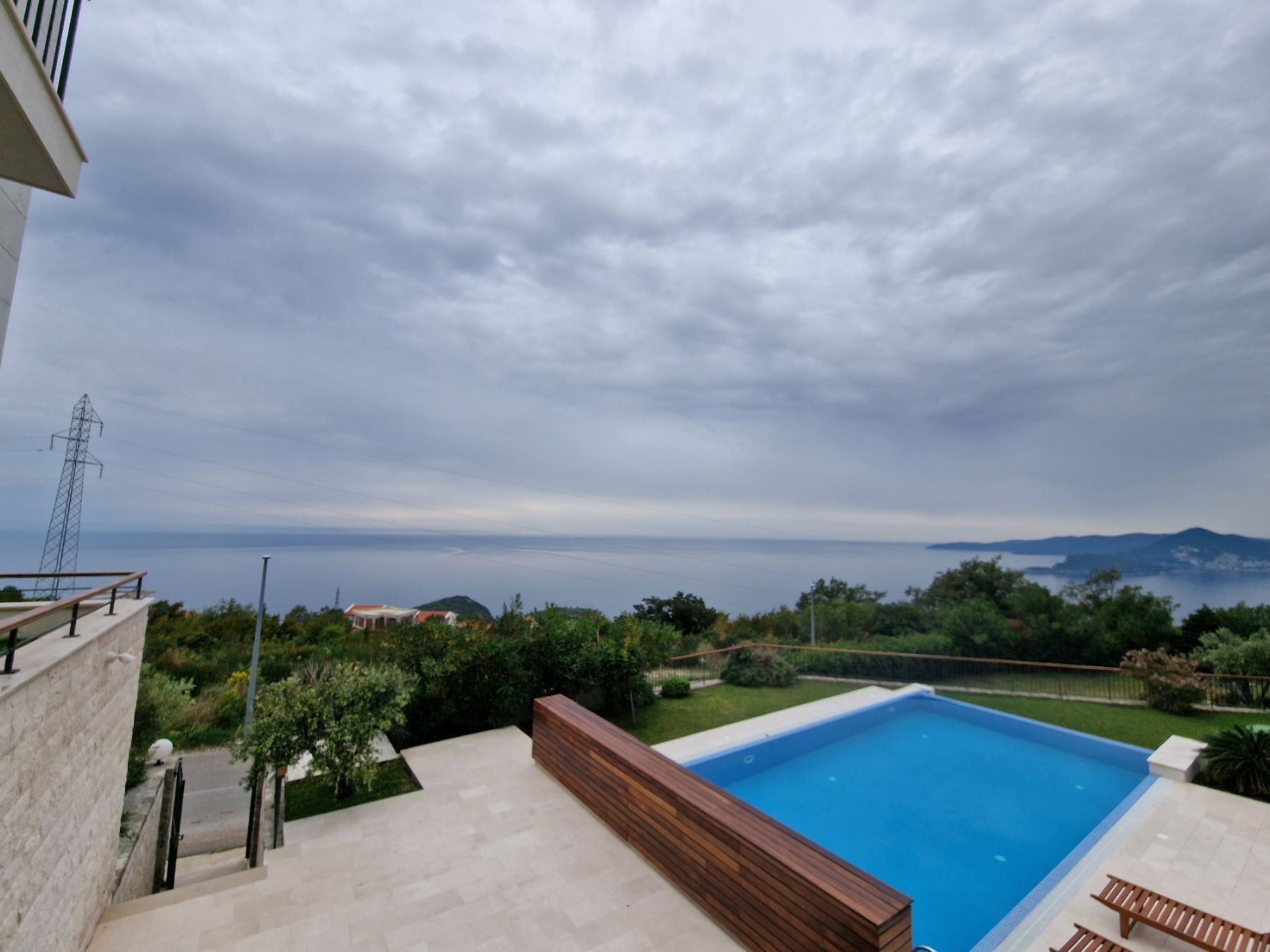 amforaproperty.com/Ekskluzivna vila u Blizikućama, Sveti Stefan (Na duzi period,dostupna od 01.09.2025)