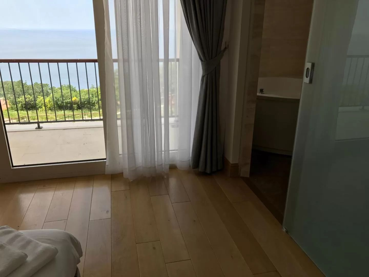 amforaproperty.com/Ekskluzivna vila u Blizikućama, Sveti Stefan (Na duzi period,dostupna od 01.09.2025)