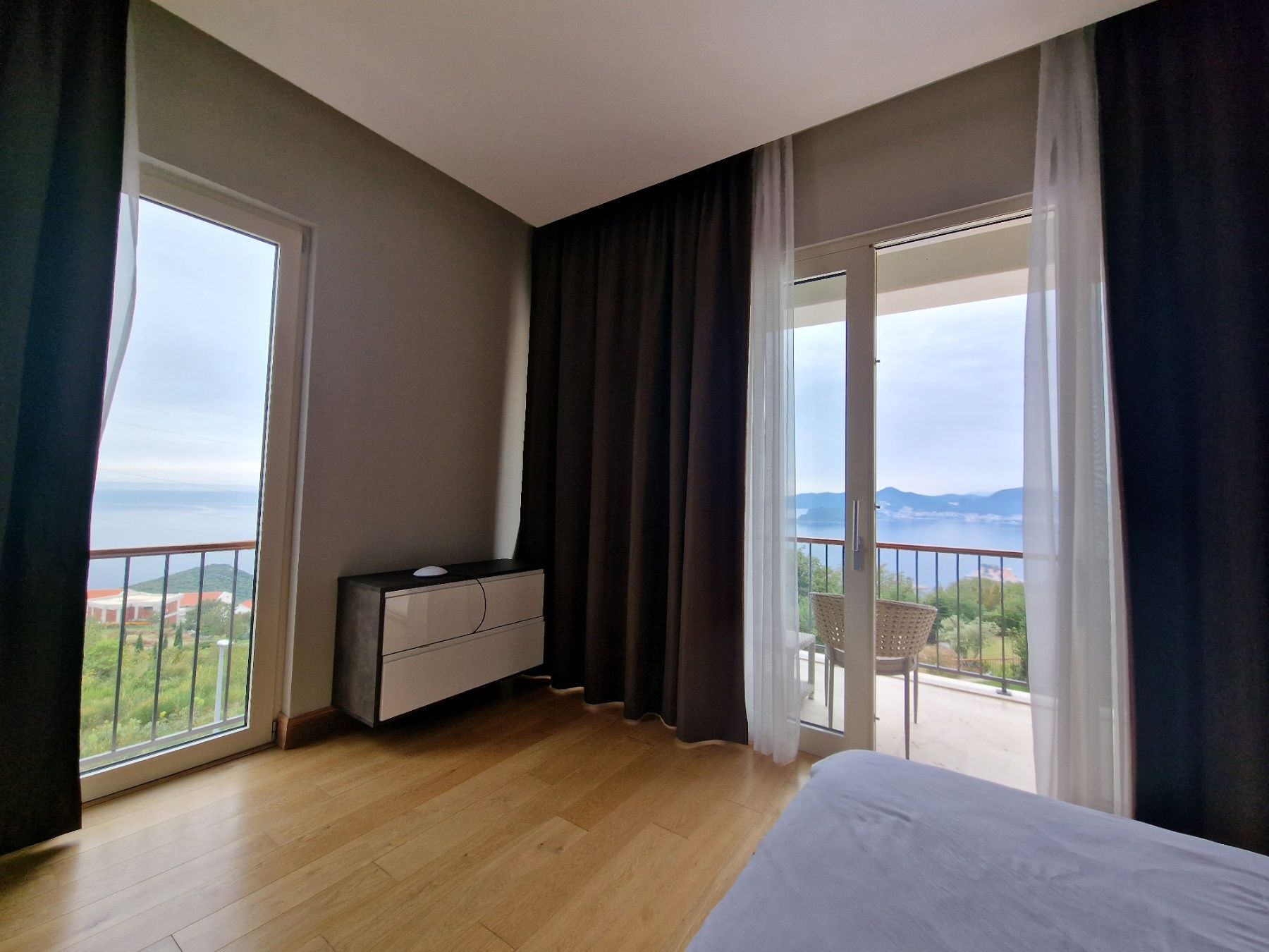 amforaproperty.com/Ekskluzivna vila u Blizikućama, Sveti Stefan (Na duzi period,dostupna od 01.09.2025)