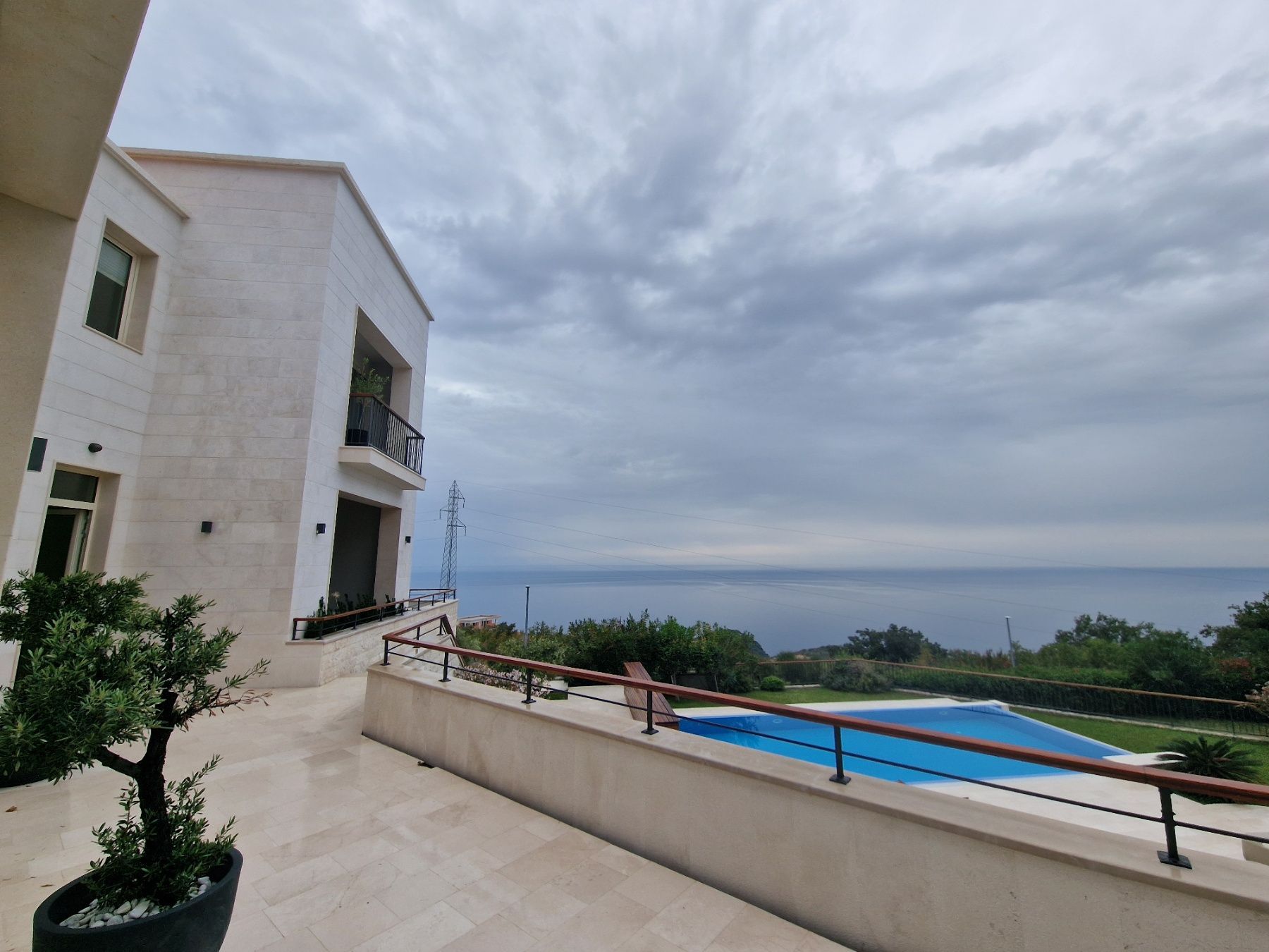 amforaproperty.com/Ekskluzivna vila u Blizikućama, Sveti Stefan (Na duzi period,dostupna od 01.09.2025)