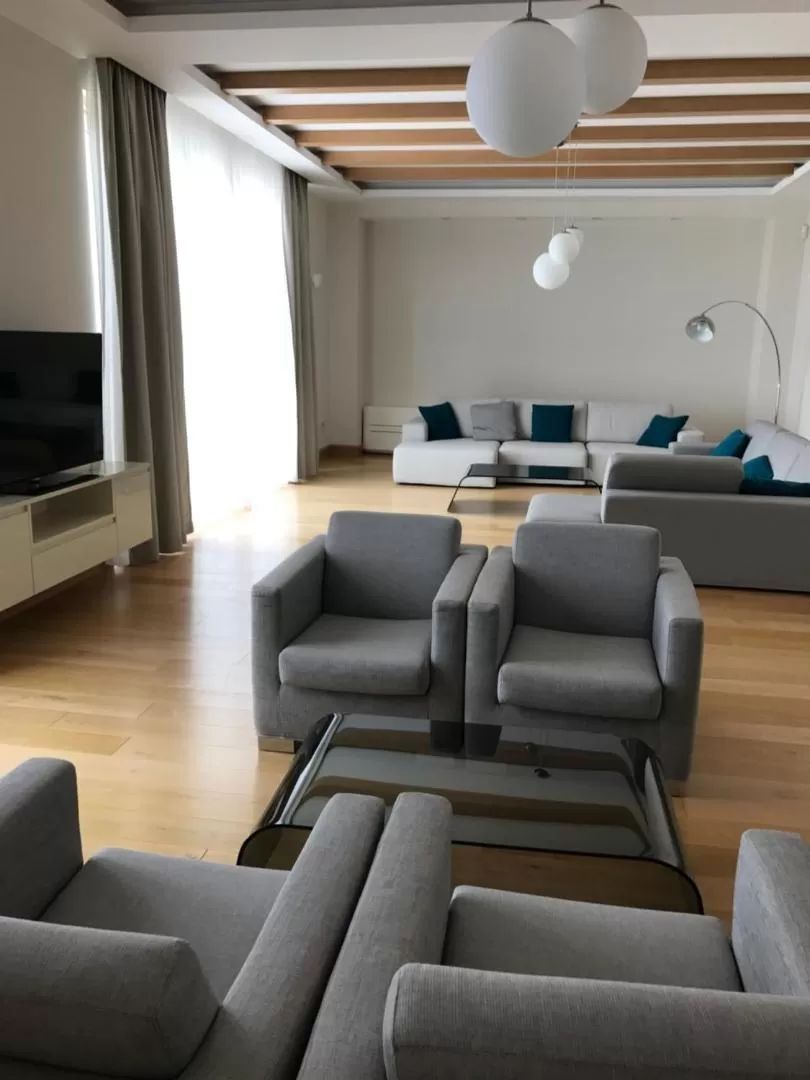 amforaproperty.com/Ekskluzivna vila u Blizikućama, Sveti Stefan (Na duzi period,dostupna od 01.09.2025)