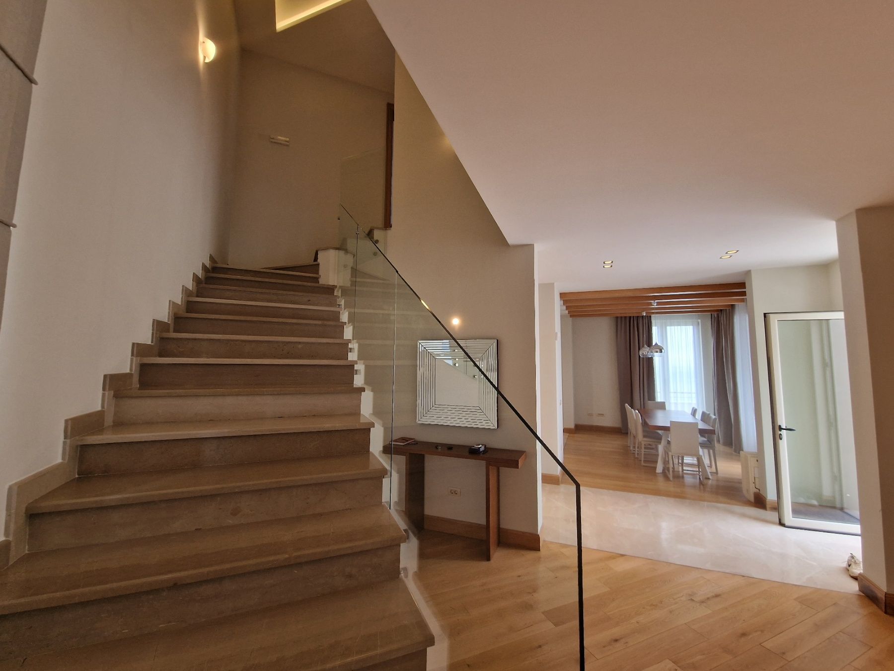 amforaproperty.com/Ekskluzivna vila u Blizikućama, Sveti Stefan (Na duzi period,dostupna od 01.09.2025)