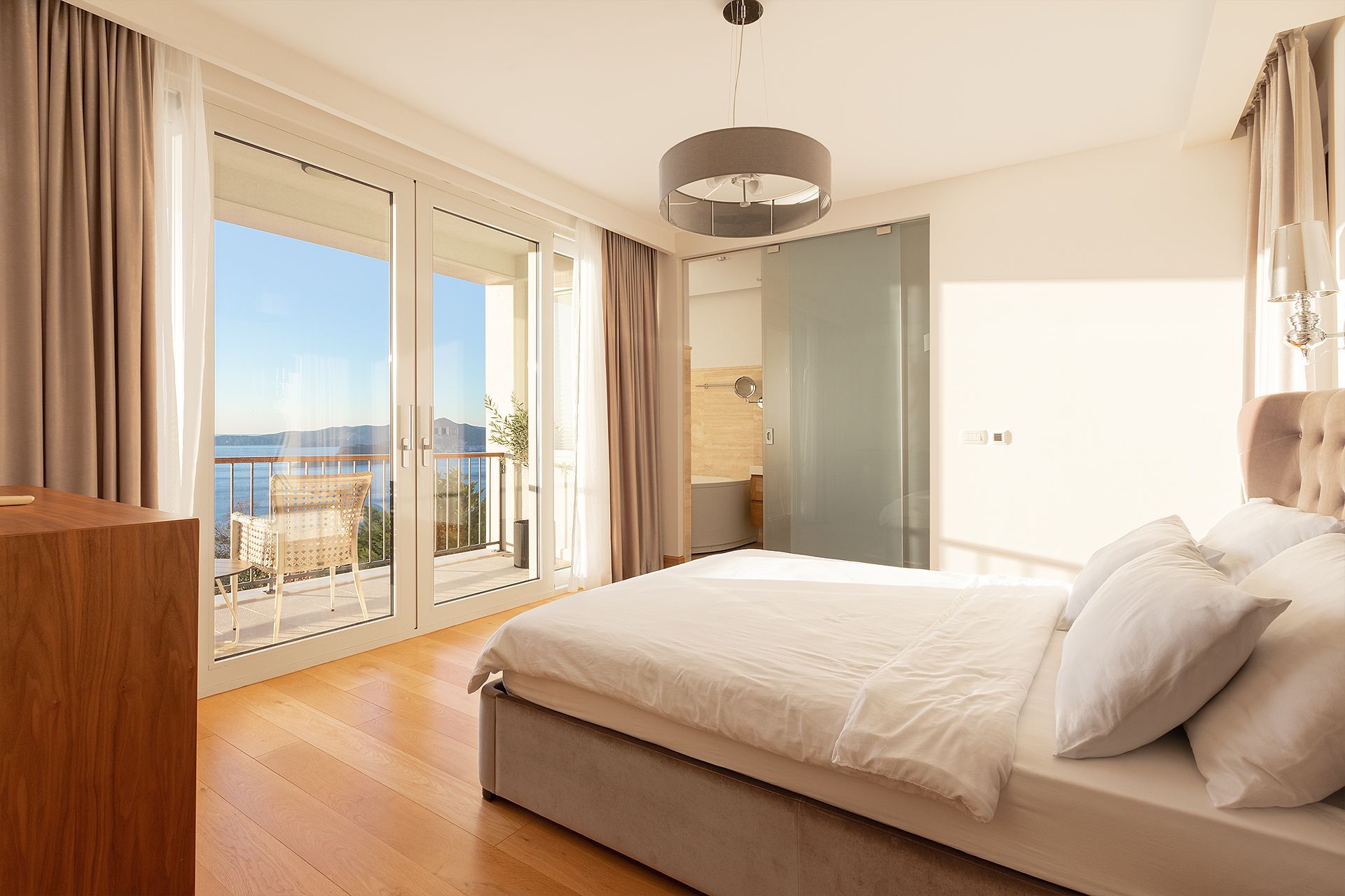 amforaproperty.com/Ekskluzivna vila u Blizikućama, Sveti Stefan (Na duzi period,dostupna od 01.09.2025)