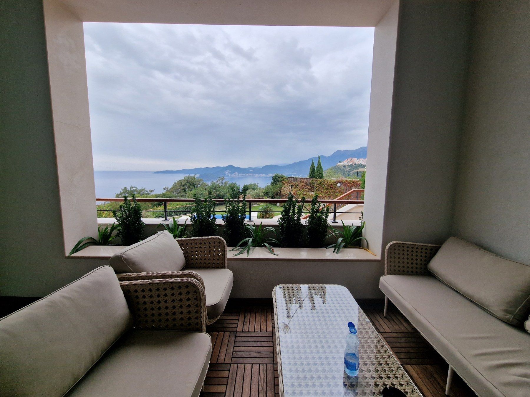 amforaproperty.com/Ekskluzivna vila u Blizikućama, Sveti Stefan (Na duzi period,dostupna od 01.09.2025)
