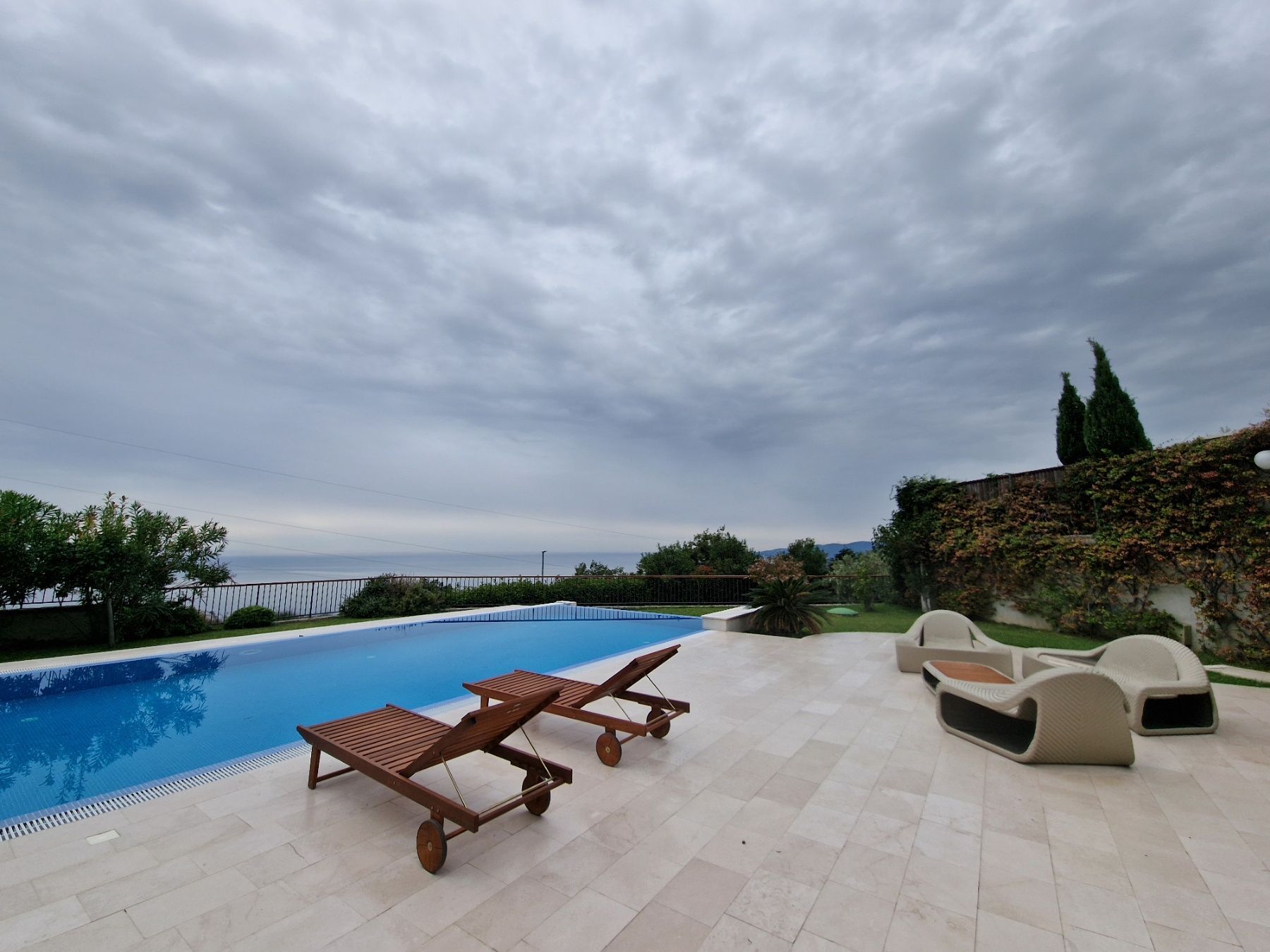 amforaproperty.com/Ekskluzivna vila u Blizikućama, Sveti Stefan (Na duzi period,dostupna od 01.09.2025)