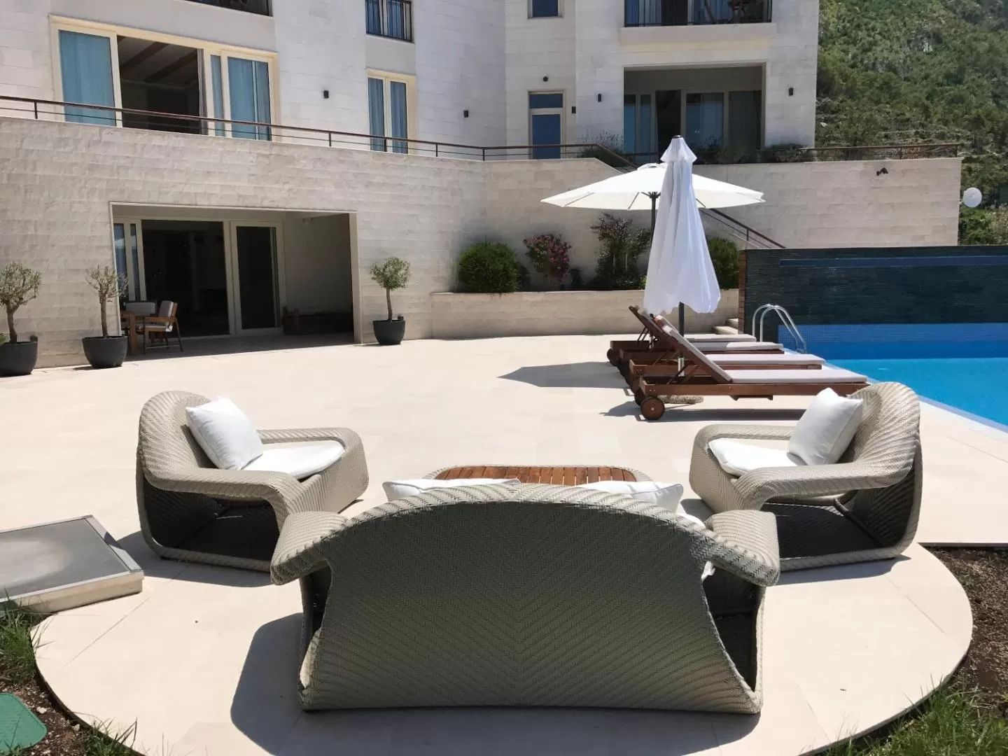 amforaproperty.com/Ekskluzivna vila u Blizikućama, Sveti Stefan (Na duzi period,dostupna od 01.09.2025)