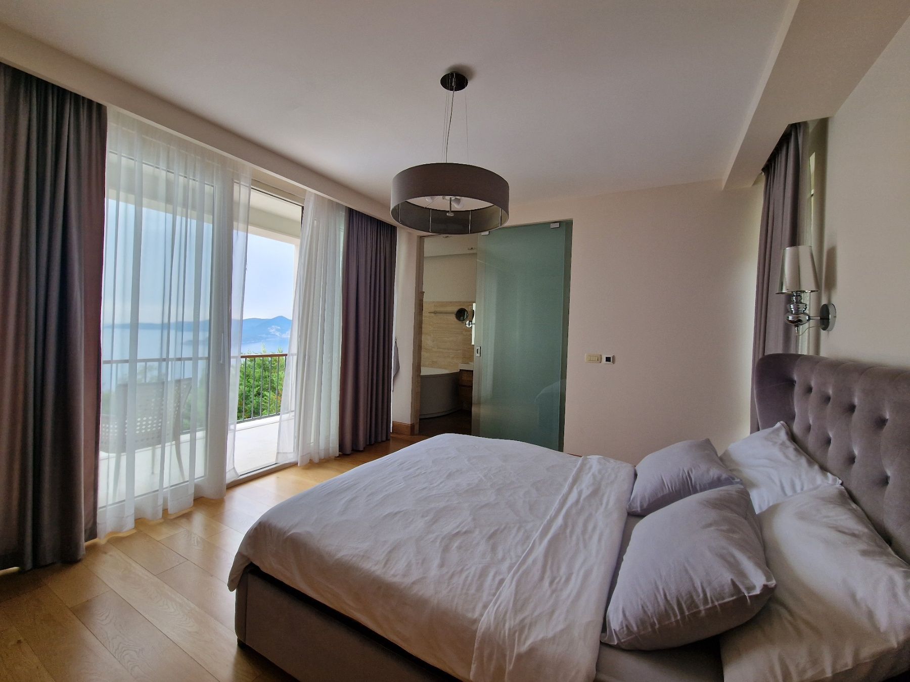 amforaproperty.com/Ekskluzivna vila u Blizikućama, Sveti Stefan (Na duzi period,dostupna od 01.09.2025)