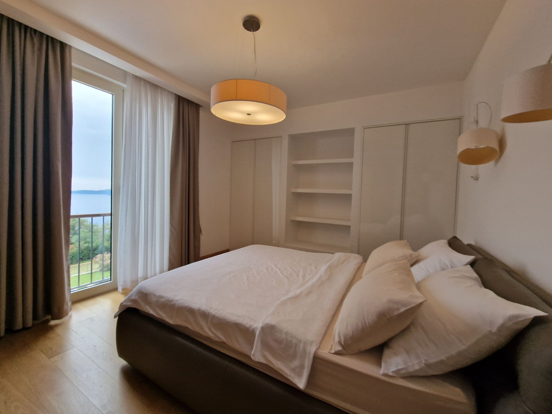 amforaproperty.com/Ekskluzivna vila u Blizikućama, Sveti Stefan (Na duzi period,dostupna od 01.09.2025)