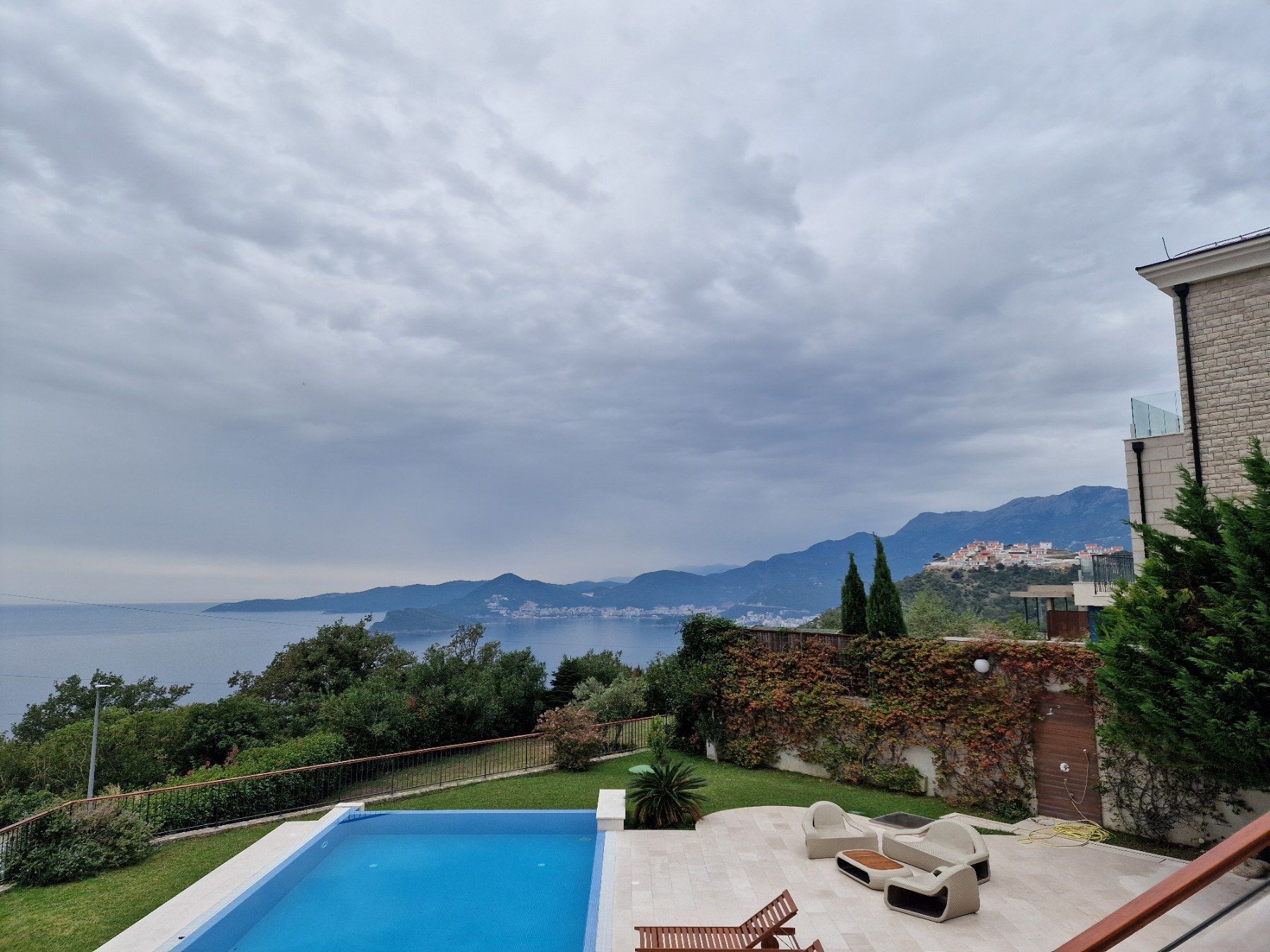 amforaproperty.com/Ekskluzivna vila u Blizikućama, Sveti Stefan (Na duzi period,dostupna od 01.09.2025)