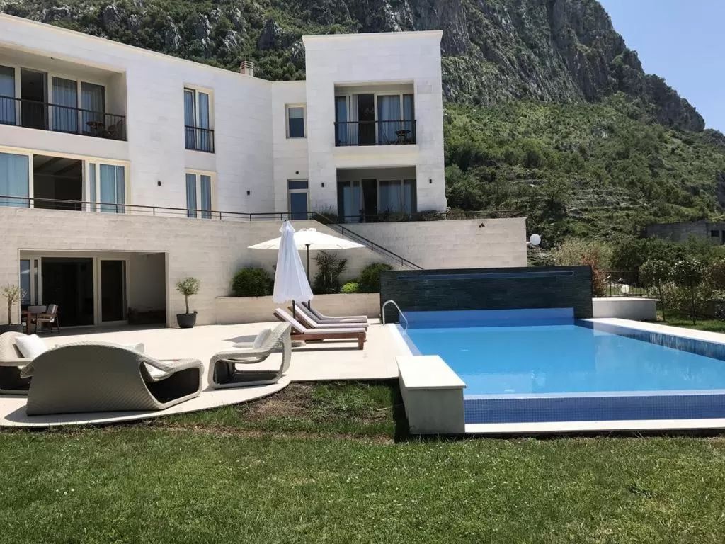 amforaproperty.com/Ekskluzivna vila u Blizikućama, Sveti Stefan (Na duzi period,dostupna od 01.09.2025)